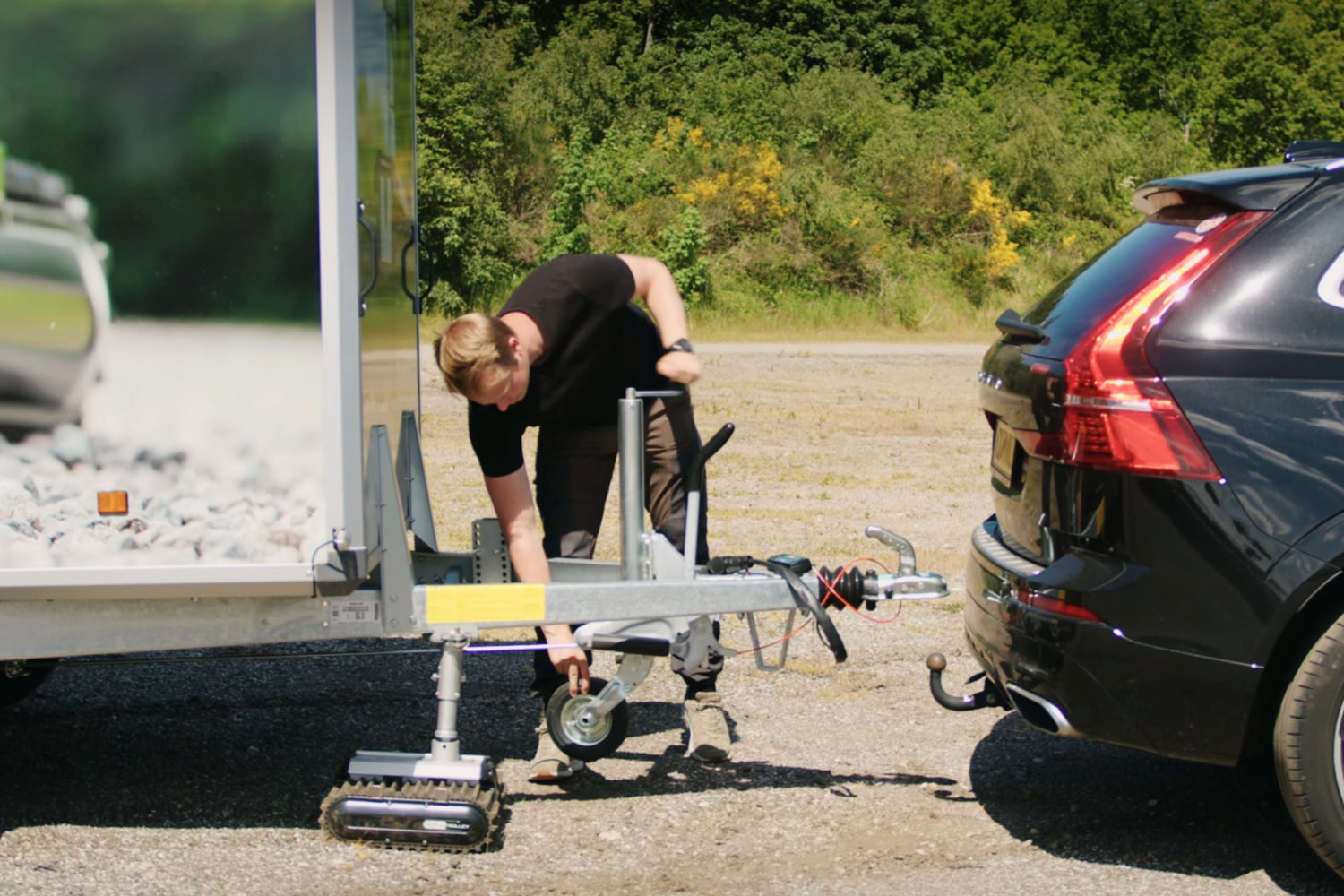 Robot Trolley mit Anhänger und Volvo als Zugfahrzeug