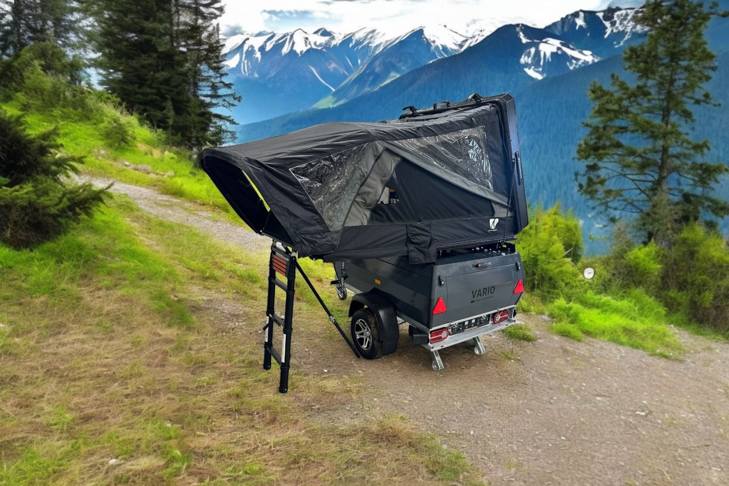 Vario Deckelanhänger in den Dolomiten mit Vickywood Teak Hybrid Hartschalen Dachzelt