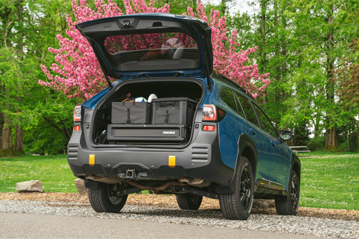 Yakima und Subaru im Park m it MOD Schubladensystem