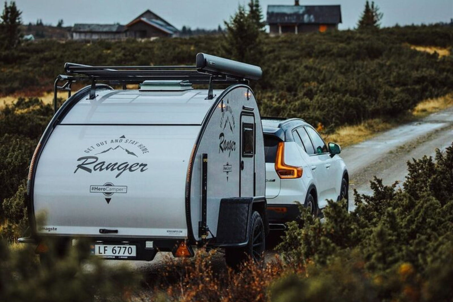 Volvo Elektro SUV mit Teardrop Camper