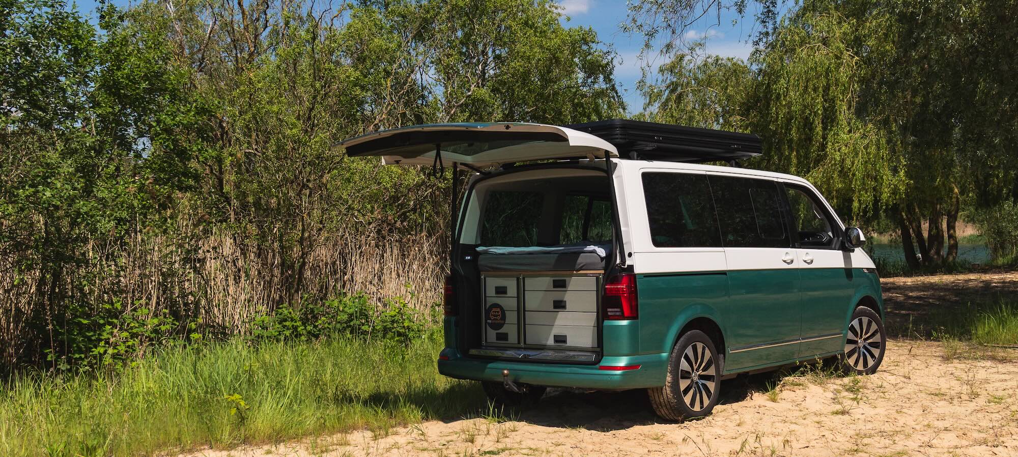 Modulare Aluminium Camperbox mit Bettgestell im Kofferraum