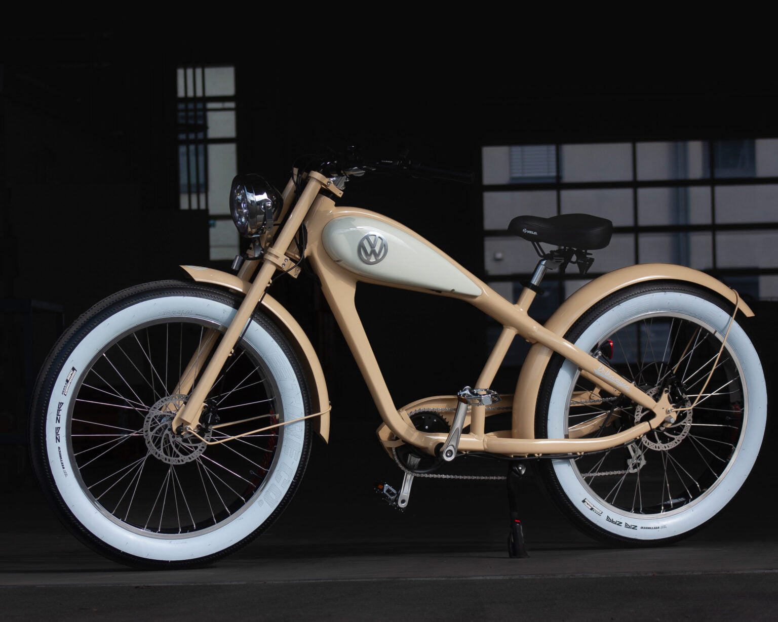 VW Bulli Bike in beige in einer Lagerhalle