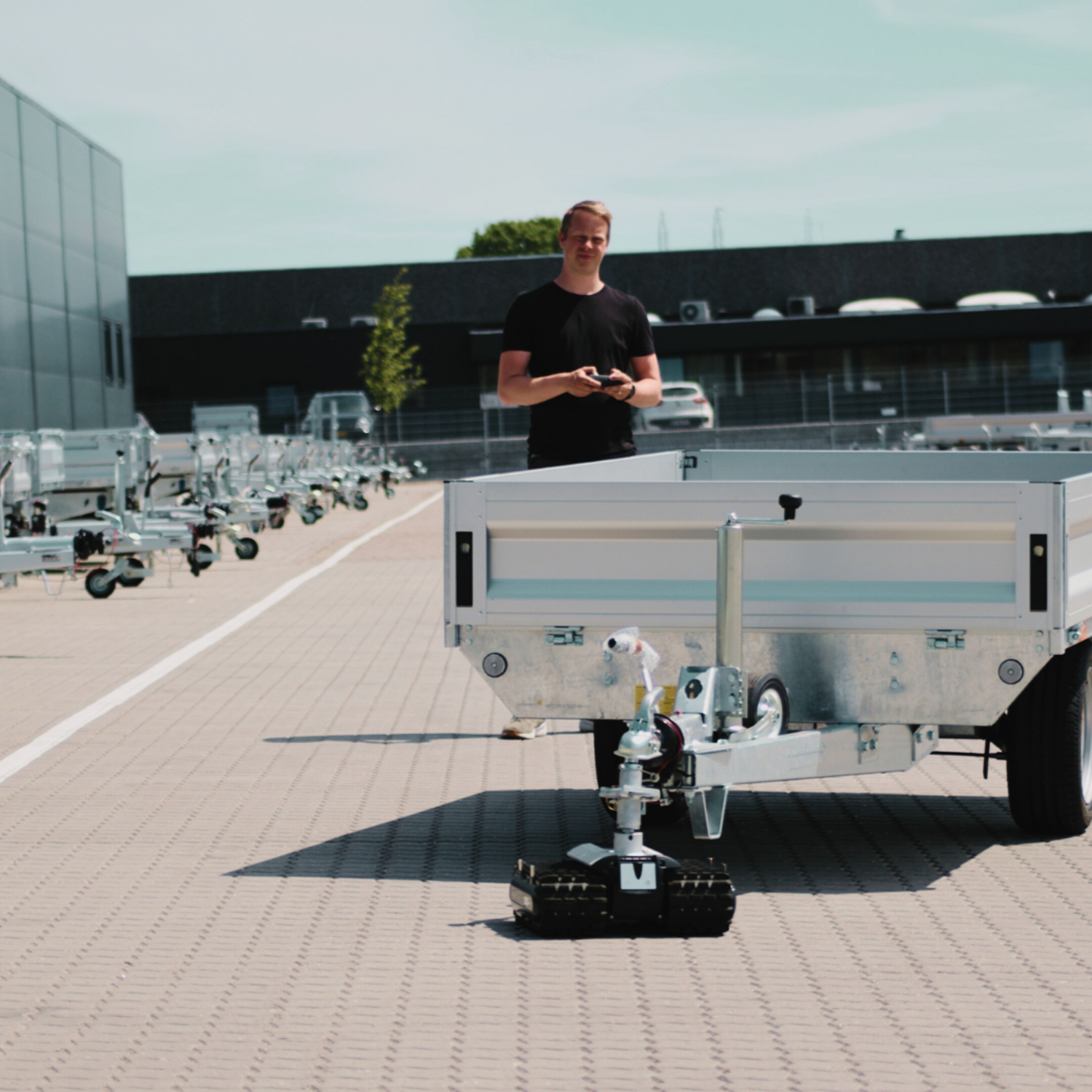 Robot Trolley 1500: Mobiler Mover für Anhänger bis 1.500 kg. Flexibel auf allen Oberflächen, einfache Montage, 30 Min Akkulaufzeit.