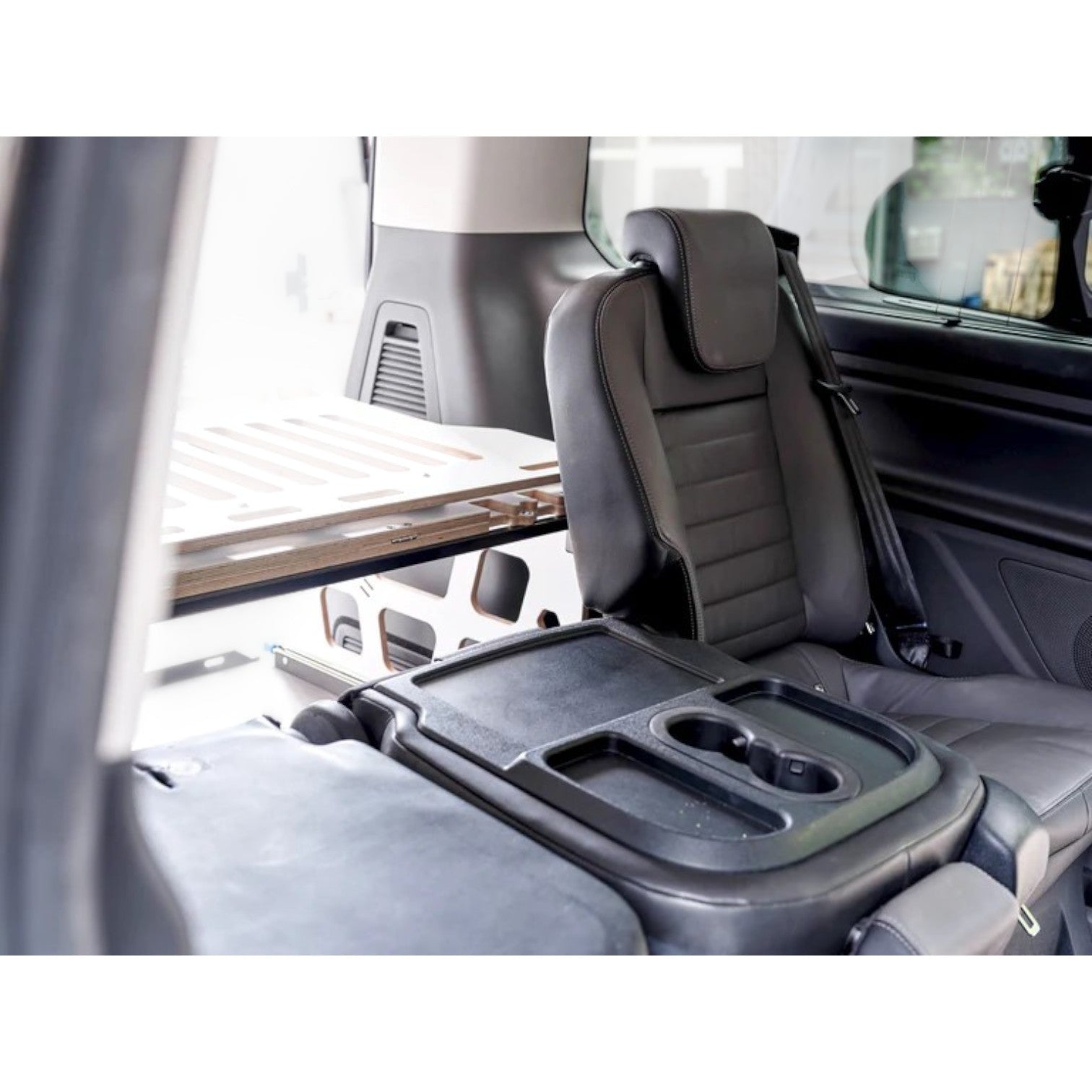 Das Universal Bettsystem verwandelt alle VW Mini-Van (T4-7, Caddy, ID. BUZZ) blitzschnell in einen komfortablen Camper. Dank der durchdachten Konstruktion passt das Schlafsystem in den Kofferraum, ohne die Sitzreihen auszubauen. Mit einer großzügigen Liegefläche über die gesamte Fahrzeugbreite und optionalem Zubehör wird jede Reise zum puren Vergnügen. Egal ob mit oder ohne Sitze: Das Universal Bettsystem überzeugt durch einfache Handhabung, Komfort und Erweiterungsmöglichkeiten – für deinen perfekten Campi