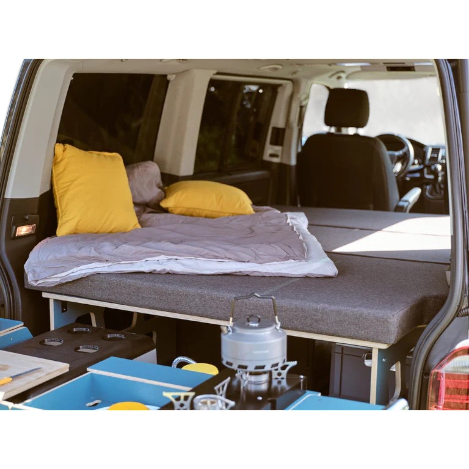 Verwandle dein Alltagsauto in Minuten zum Camper! Unsere robusten Camperboxen mit hochwertiger Heckküche und optionalem Bettgestell machen spontane Campingabenteuer mit deinem VW Bus möglich.
