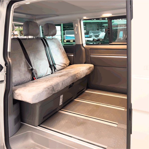 Mit unseren Camperboxen wird dein VW Bus in Minuten zum Camper! Robust, praktisch & gemütlich – inkl. Heckküche, Bettgestell und Matratze.
