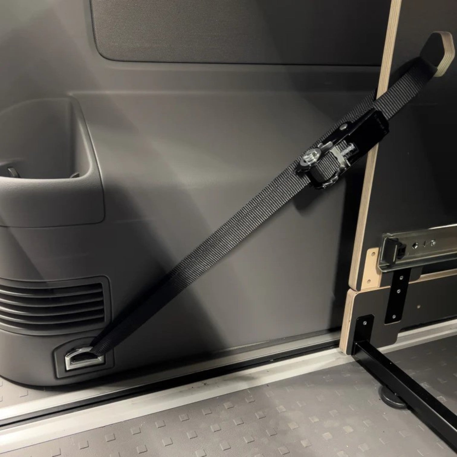 Das Universal Bettsystem verwandelt alle VW Mini-Van (T4-7, Caddy, ID. BUZZ) blitzschnell in einen komfortablen Camper. Dank der durchdachten Konstruktion passt das Schlafsystem in den Kofferraum, ohne die Sitzreihen auszubauen. Mit einer großzügigen Liegefläche über die gesamte Fahrzeugbreite und optionalem Zubehör wird jede Reise zum puren Vergnügen. Egal ob mit oder ohne Sitze: Das Universal Bettsystem überzeugt durch einfache Handhabung, Komfort und Erweiterungsmöglichkeiten – für deinen perfekten Campi