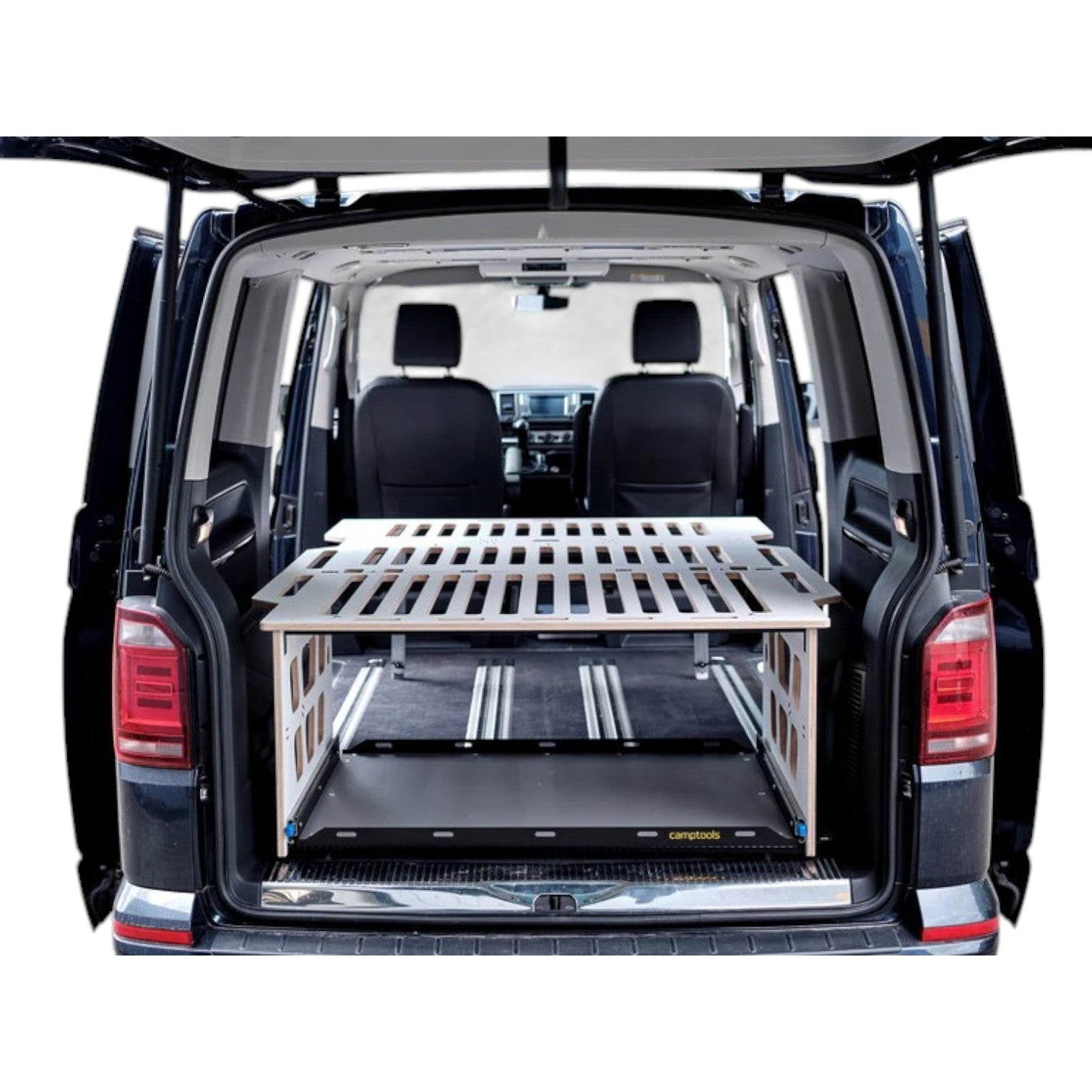 Das Universal Bettsystem verwandelt alle VW Mini-Van (T4-7, Caddy, ID. BUZZ) blitzschnell in einen komfortablen Camper. Dank der durchdachten Konstruktion passt das Schlafsystem in den Kofferraum, ohne die Sitzreihen auszubauen. Mit einer großzügigen Liegefläche über die gesamte Fahrzeugbreite und optionalem Zubehör wird jede Reise zum puren Vergnügen. Egal ob mit oder ohne Sitze: Das Universal Bettsystem überzeugt durch einfache Handhabung, Komfort und Erweiterungsmöglichkeiten – für deinen perfekten Campi