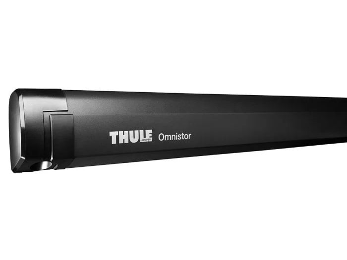 Thule Omnistor 5200 Markise in Anthrazit mit grauer Dachverkleidung für Hero Camper. 250 cm Ausrolllänge, Schutz vor Sonne und Regen, mit Ablaufsystem und vertikalen Stützbeinen.