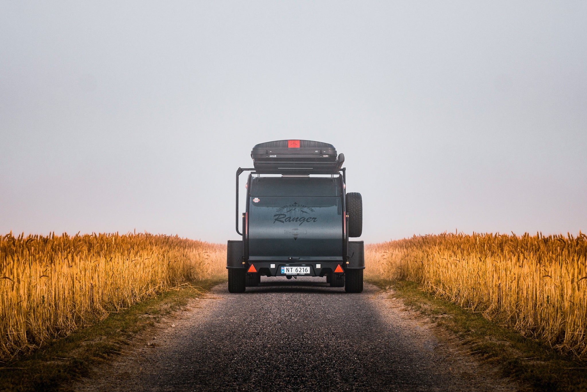 Hero Camper von dänischen Designern – isolierter, warmer Rückzugsort für Outdoor-Abenteuer mit Solarpanel, Kompressor Kühlbox und Offroad-Ausstattung.