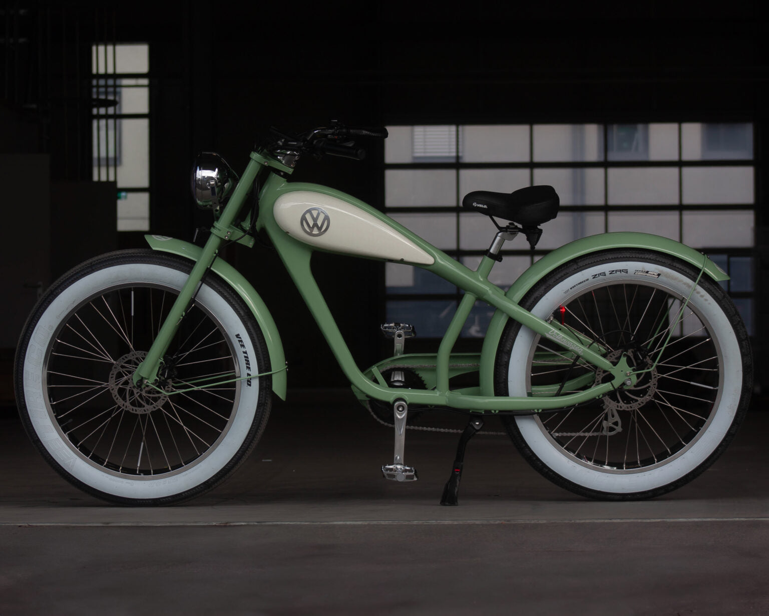 VW Bulli Bike in grün in einer Lagerhalle