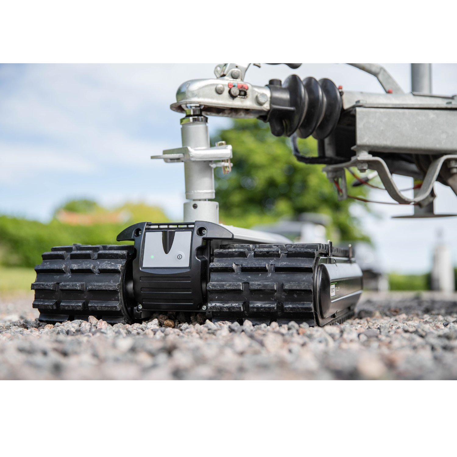 Robot Trolley 2500: Leistungsstarker Mover für Anhänger bis 2.500 kg. Flexibel auf allen Oberflächen, einfache Montage, 30 Min Akkulaufzeit.
