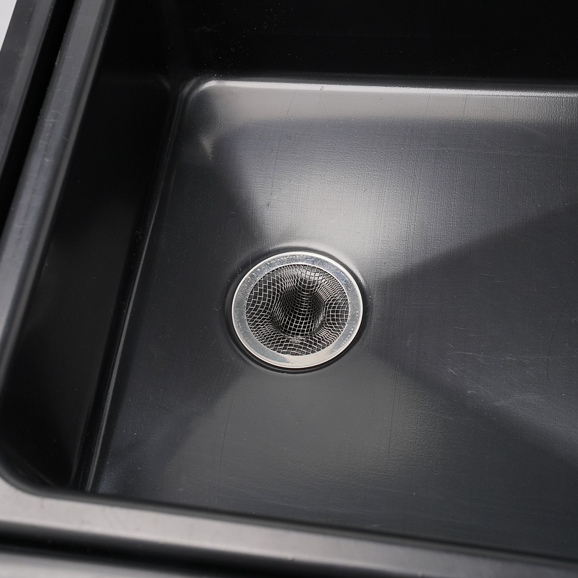 BOXIO WASH: Mobiles, autarkes Waschbecken im Eurobox-Format (40x30x28 cm) mit Handpumpe, 5L Tanks & leichtem Design.