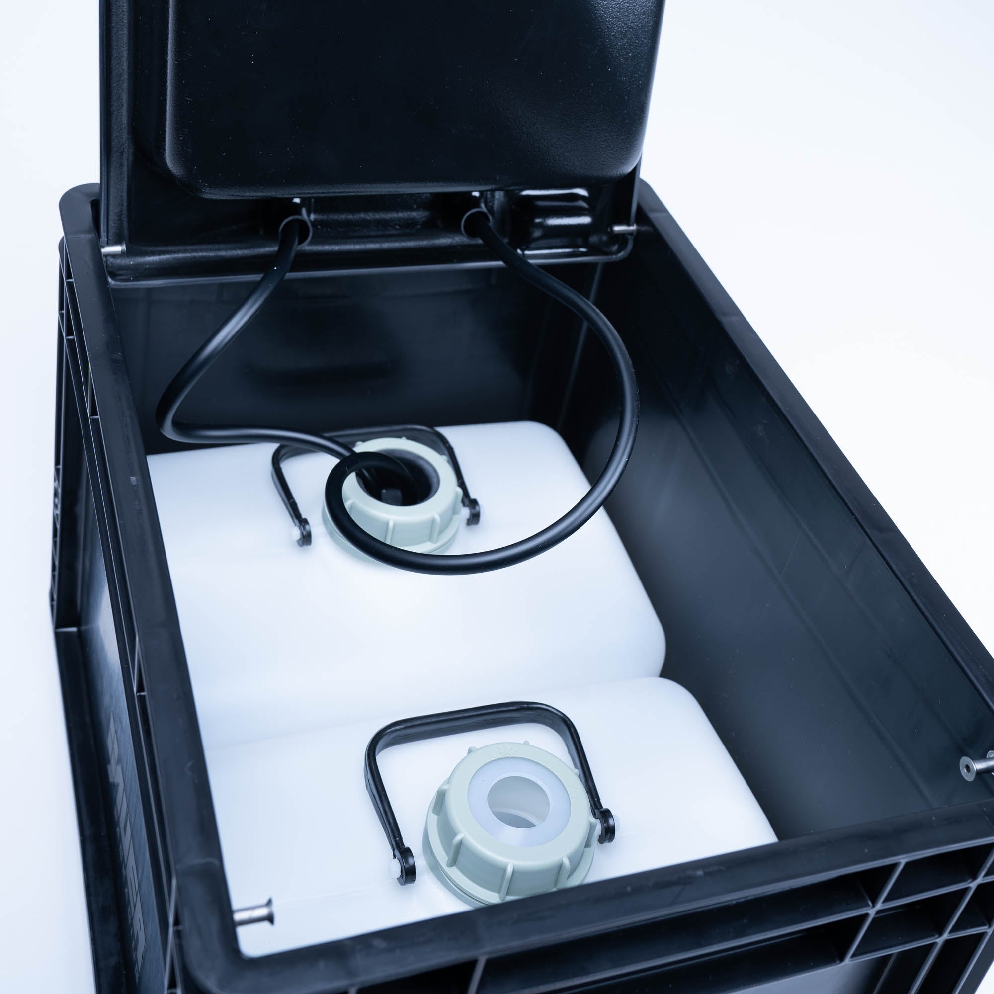 BOXIO WASH: Mobiles, autarkes Waschbecken im Eurobox-Format (40x30x28 cm) mit Handpumpe, 5L Tanks & leichtem Design.