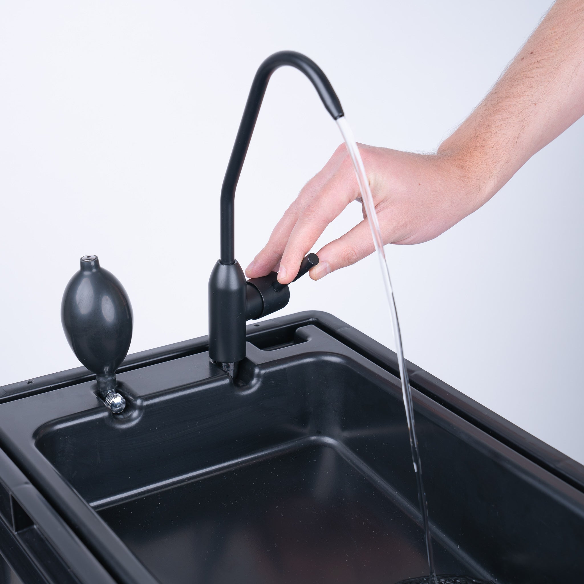 BOXIO WASH: Mobiles, autarkes Waschbecken im Eurobox-Format (40x30x28 cm) mit Handpumpe, 5L Tanks & leichtem Design.