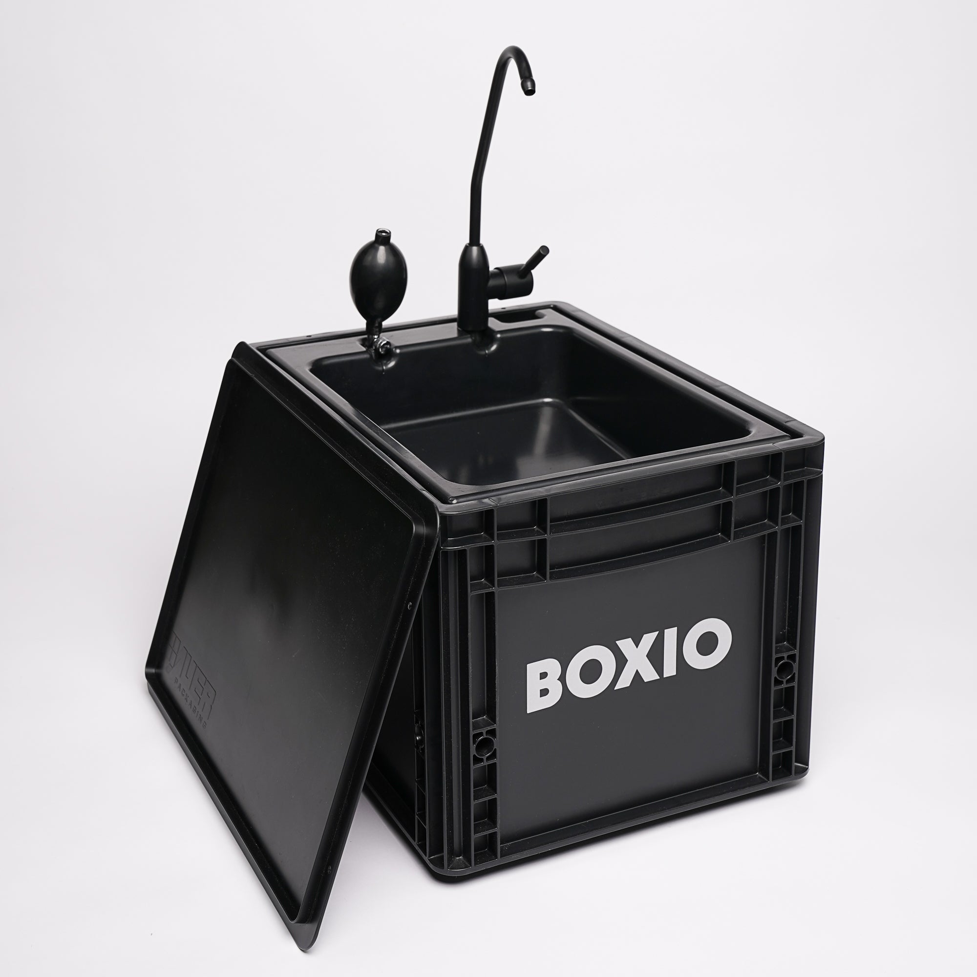BOXIO WASH: Mobiles, autarkes Waschbecken im Eurobox-Format (40x30x28 cm) mit Handpumpe, 5L Tanks & leichtem Design.