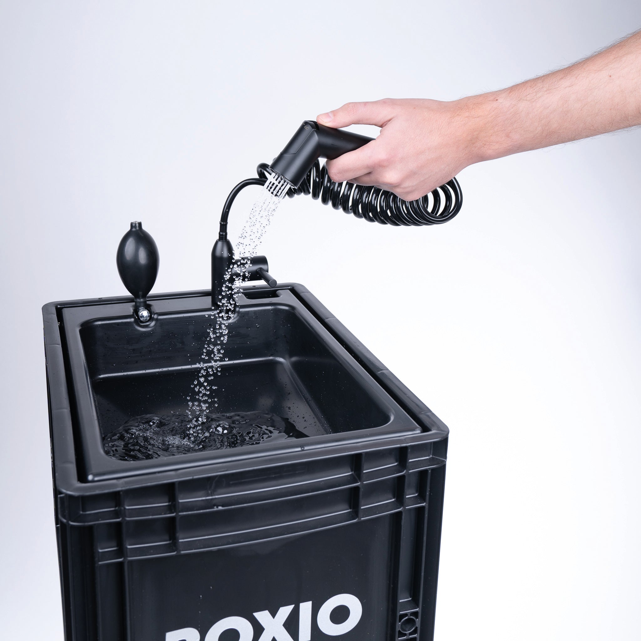 BOXIO WASH: Mobiles, autarkes Waschbecken im Eurobox-Format (40x30x28 cm) mit Handpumpe, 5L Tanks & leichtem Design.