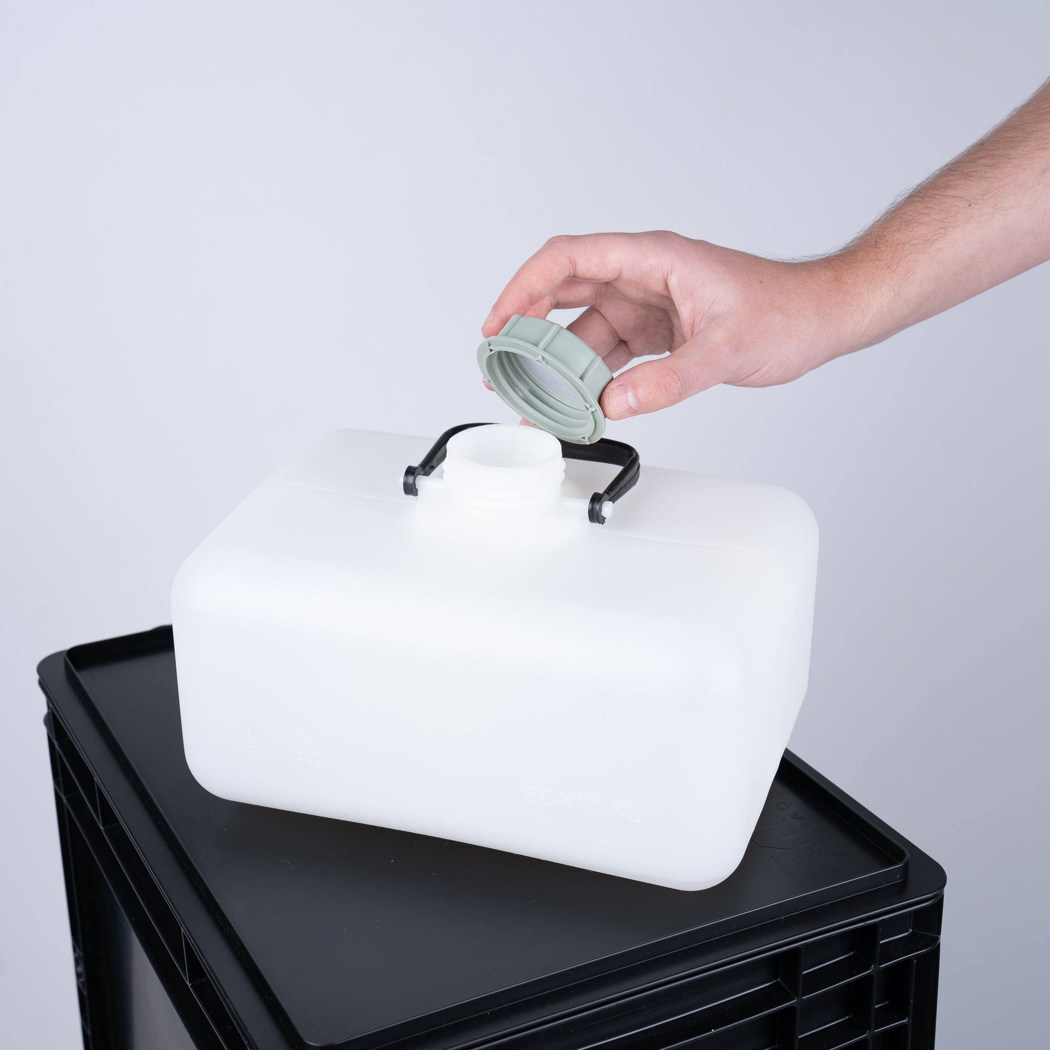BOXIO WASH: Mobiles, autarkes Waschbecken im Eurobox-Format (40x30x28 cm) mit Handpumpe, 5L Tanks & leichtem Design.