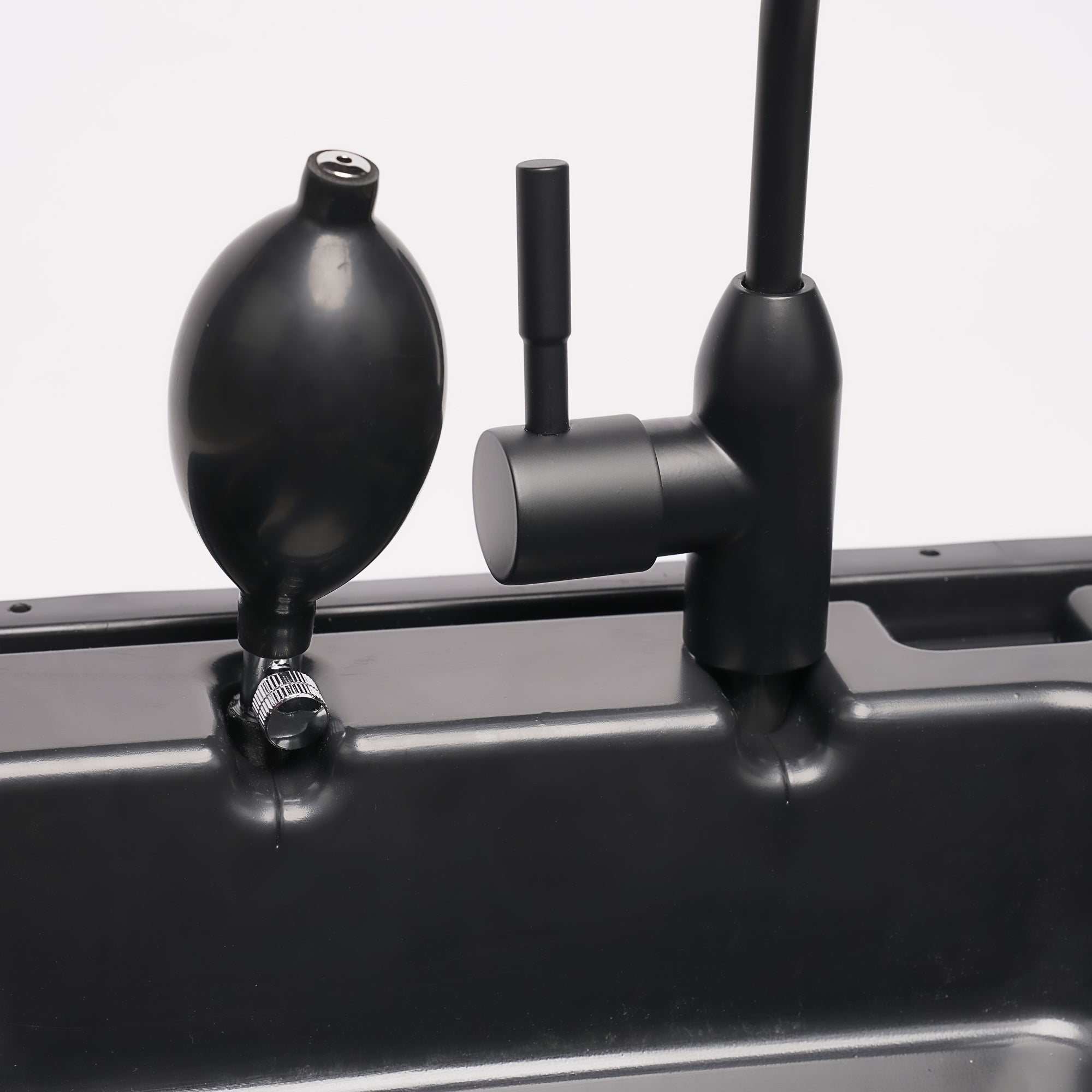 BOXIO WASH: Mobiles, autarkes Waschbecken im Eurobox-Format (40x30x28 cm) mit Handpumpe, 5L Tanks & leichtem Design.