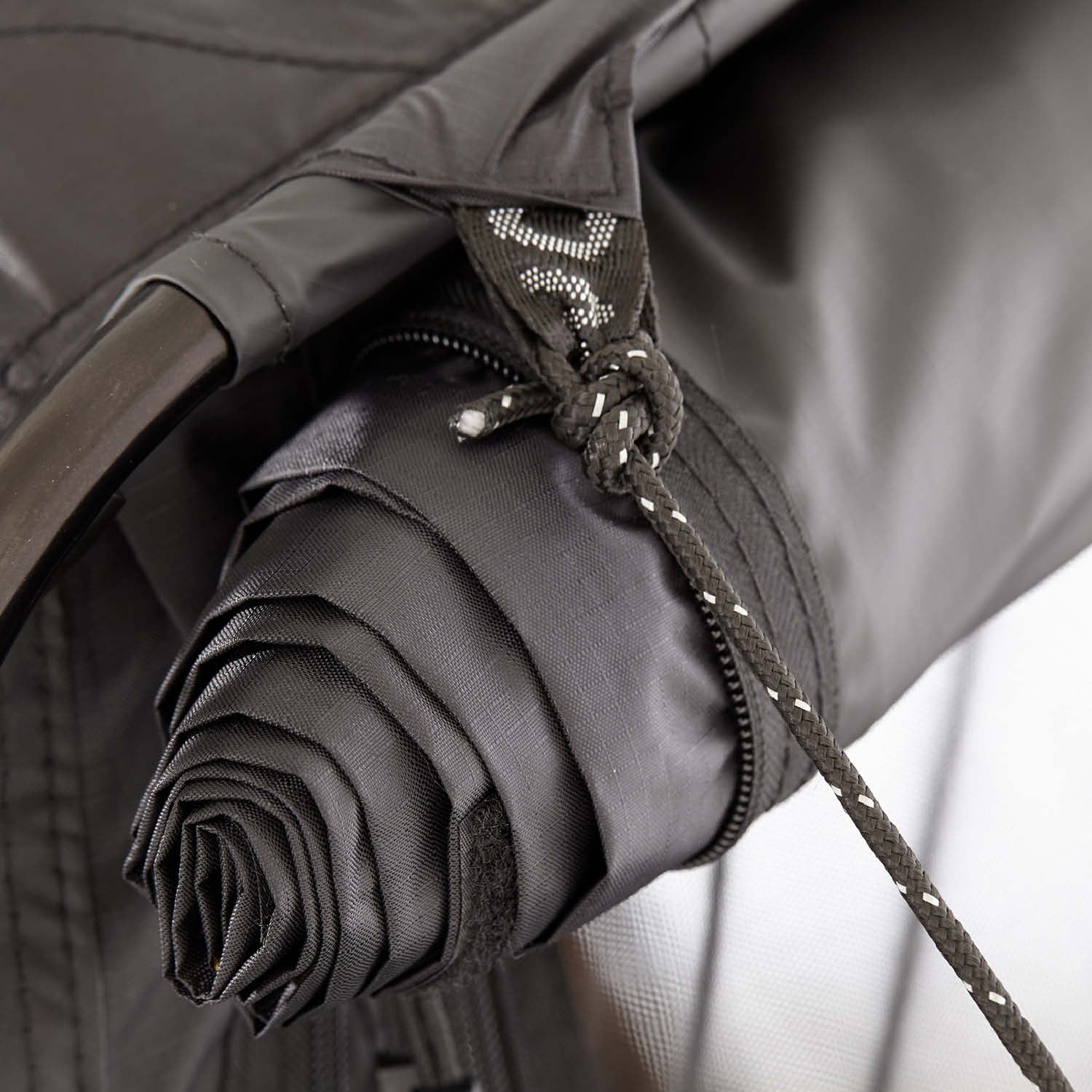 Praktisches Vorzelt für das CUMARU LIGHT: schneller Aufbau durch robusten Reißverschluss, Moskitonetze, stabiler Stand, kompaktes Packmaß.