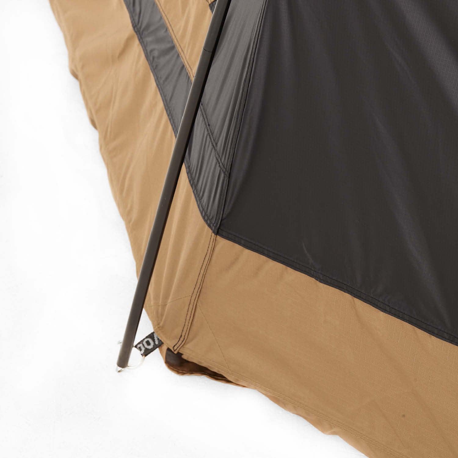 Praktisches Vorzelt für das CUMARU LIGHT: schneller Aufbau durch robusten Reißverschluss, Moskitonetze, stabiler Stand, kompaktes Packmaß.