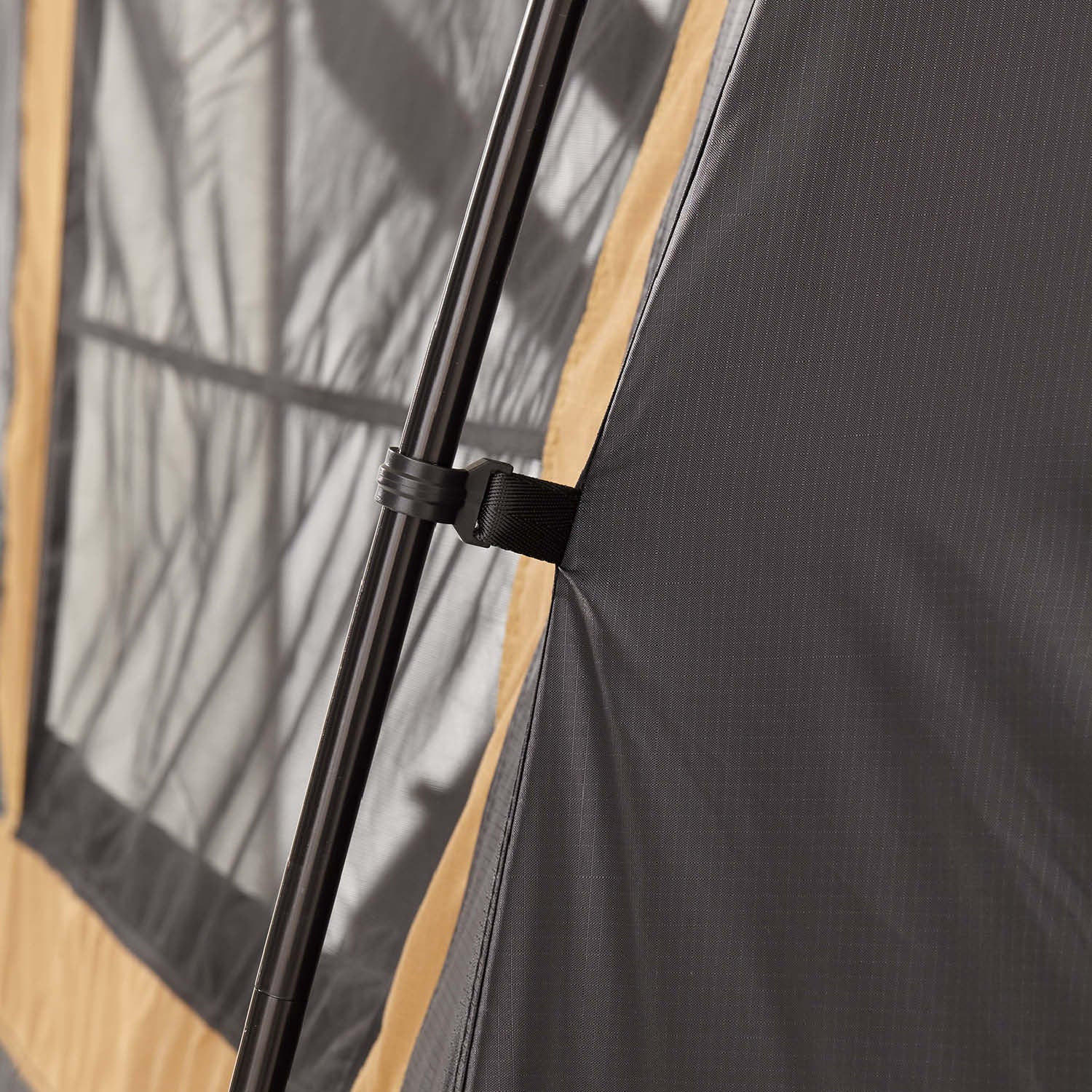 Praktisches Vorzelt für das CUMARU LIGHT: schneller Aufbau durch robusten Reißverschluss, Moskitonetze, stabiler Stand, kompaktes Packmaß.