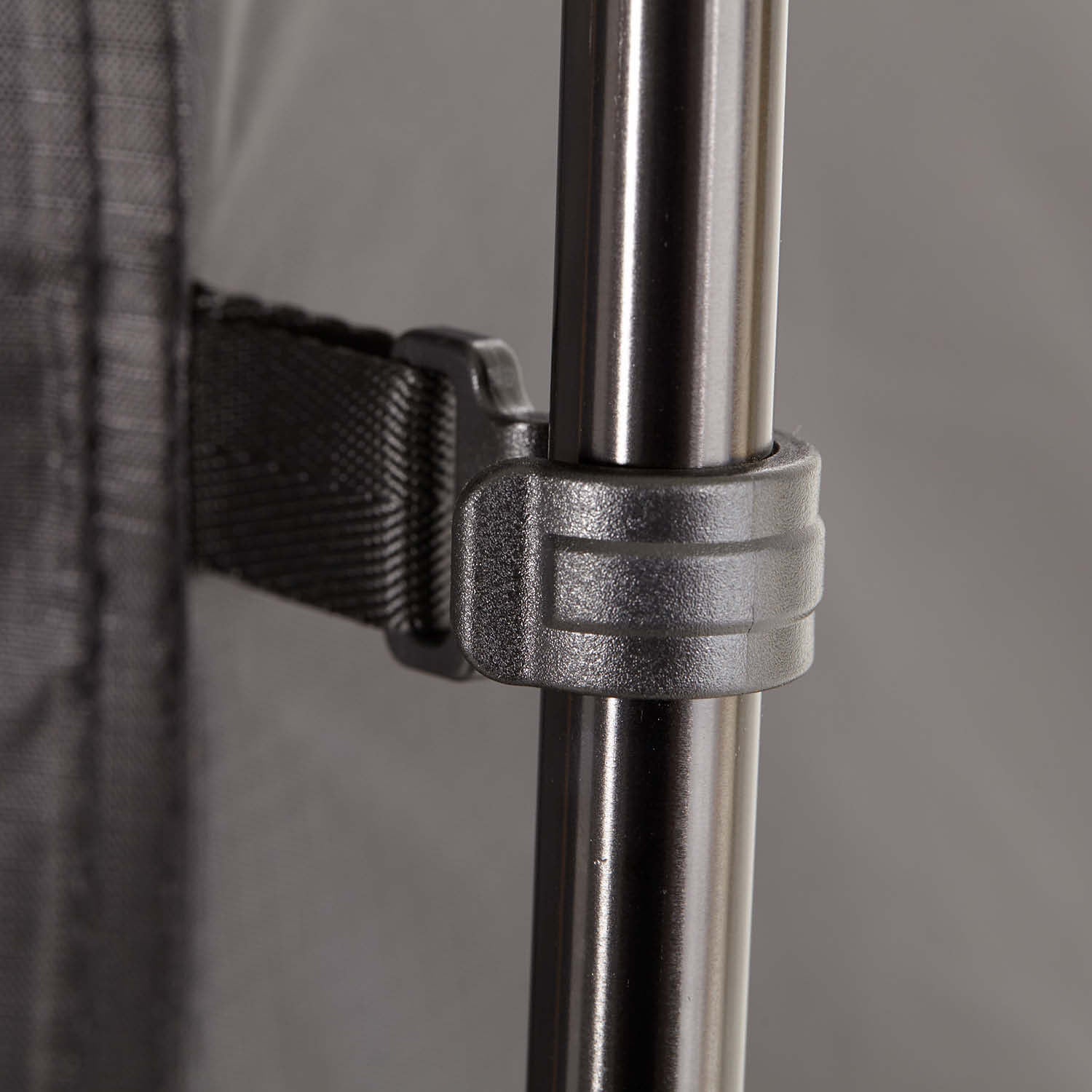 Praktisches Vorzelt für das CUMARU LIGHT: schneller Aufbau durch robusten Reißverschluss, Moskitonetze, stabiler Stand, kompaktes Packmaß.