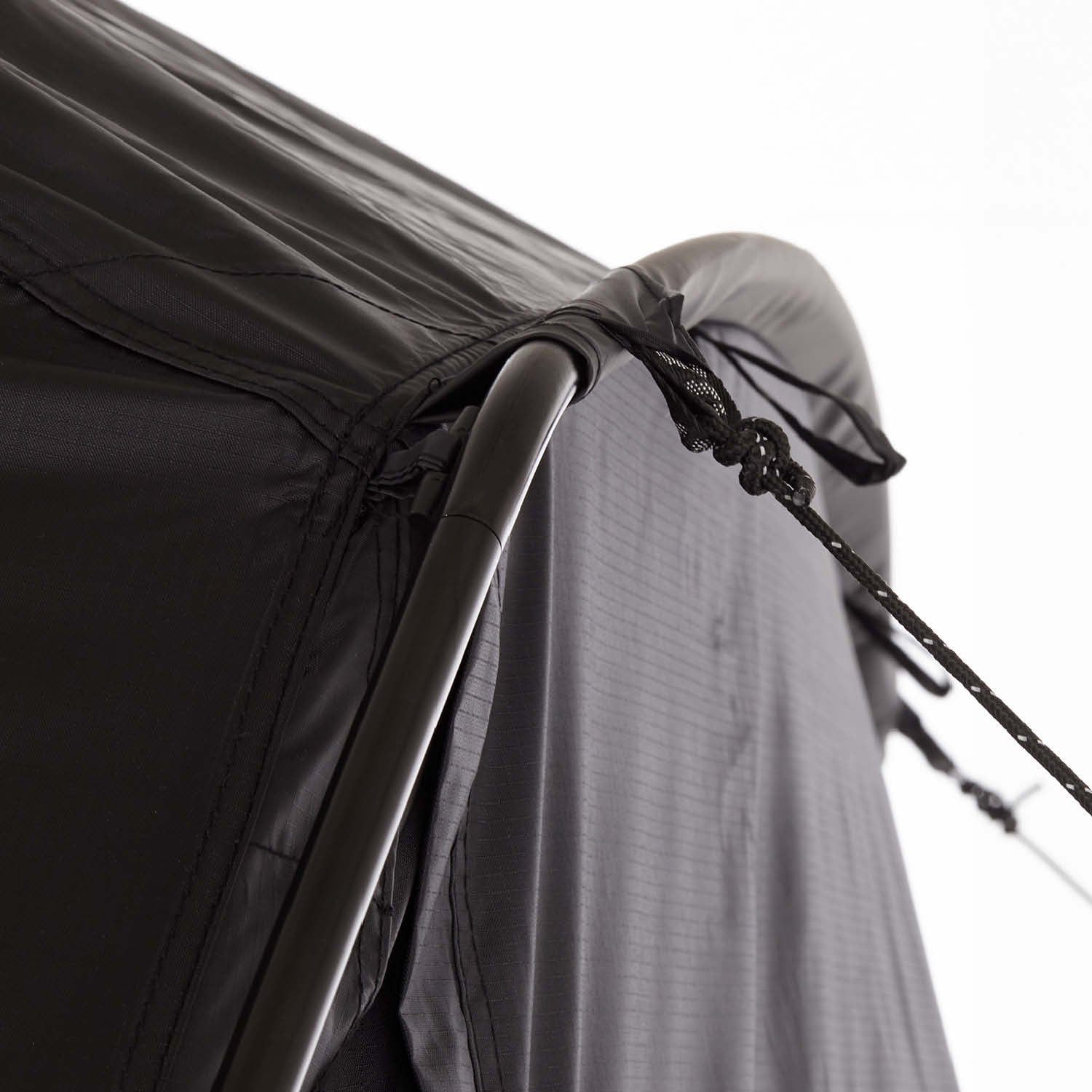 Praktisches Vorzelt für das CUMARU LIGHT: schneller Aufbau durch robusten Reißverschluss, Moskitonetze, stabiler Stand, kompaktes Packmaß.