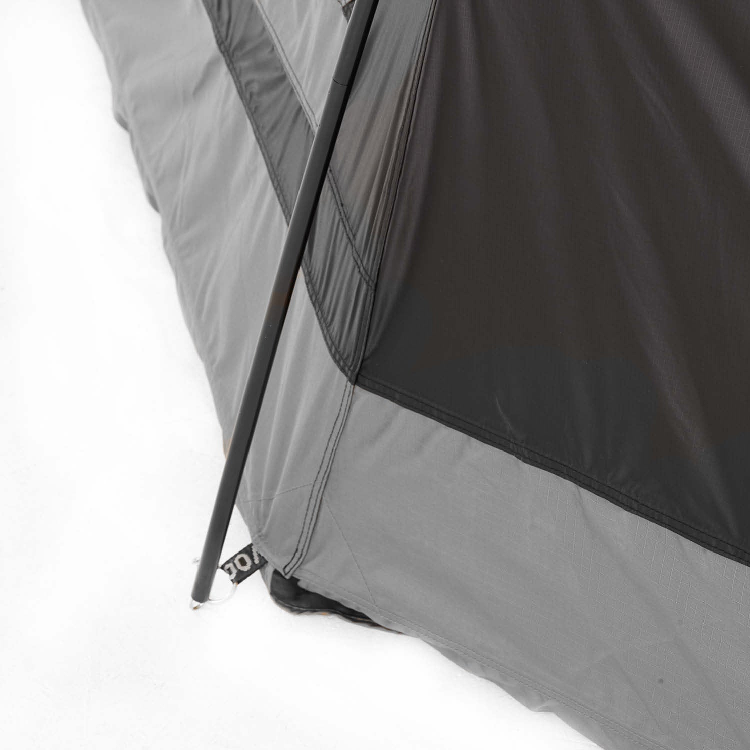 Praktisches Vorzelt für das CUMARU LIGHT: schneller Aufbau durch robusten Reißverschluss, Moskitonetze, stabiler Stand, kompaktes Packmaß.