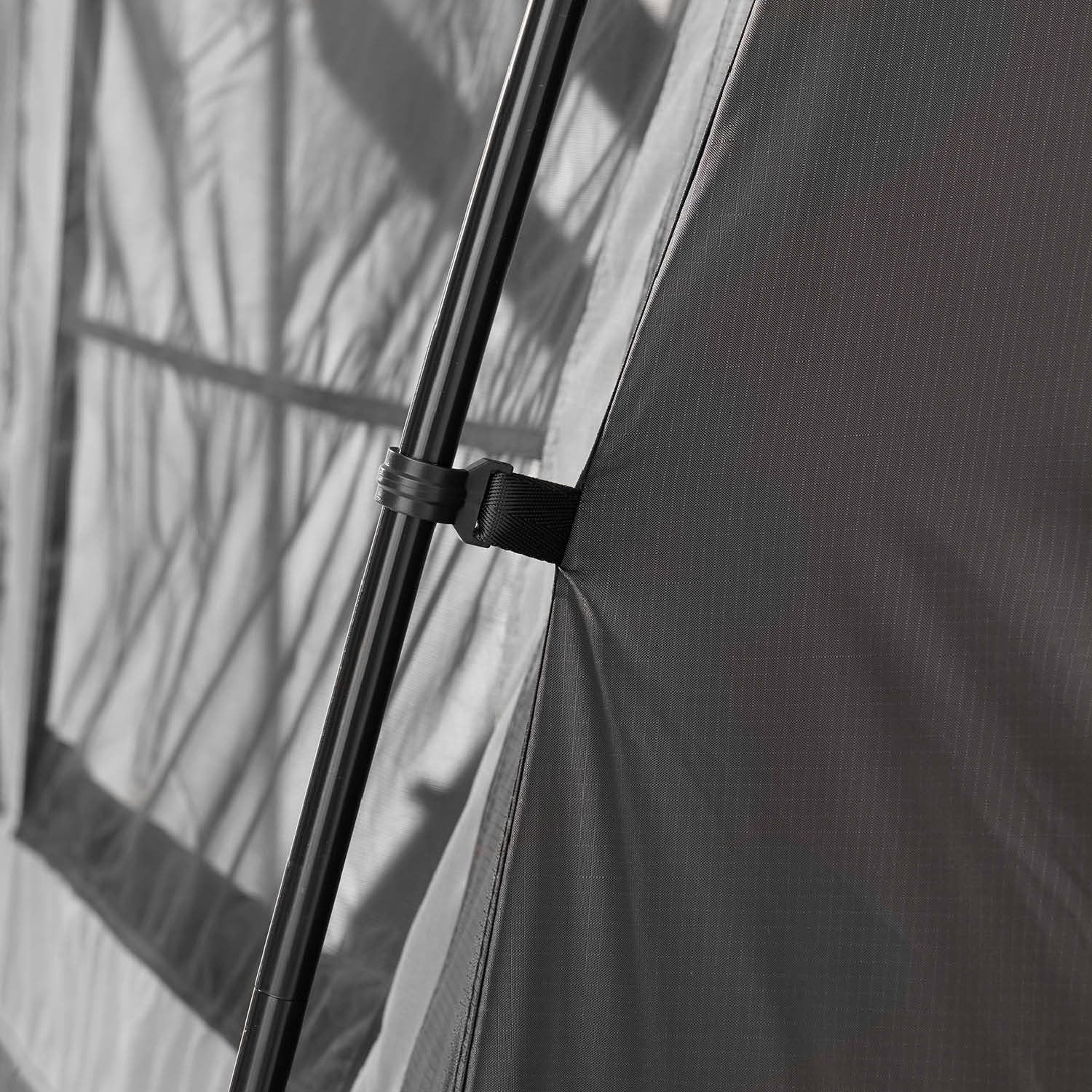 Praktisches Vorzelt für das CUMARU LIGHT: schneller Aufbau durch robusten Reißverschluss, Moskitonetze, stabiler Stand, kompaktes Packmaß.