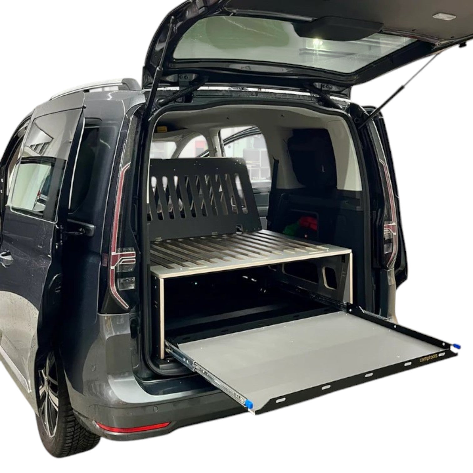 Das Universal Bettsystem verwandelt alle VW Mini-Van (T4-7, Caddy, ID. BUZZ) blitzschnell in einen komfortablen Camper. Dank der durchdachten Konstruktion passt das Schlafsystem in den Kofferraum, ohne die Sitzreihen auszubauen. Mit einer großzügigen Liegefläche über die gesamte Fahrzeugbreite und optionalem Zubehör wird jede Reise zum puren Vergnügen. Egal ob mit oder ohne Sitze: Das Universal Bettsystem überzeugt durch einfache Handhabung, Komfort und Erweiterungsmöglichkeiten – für deinen perfekten Campi