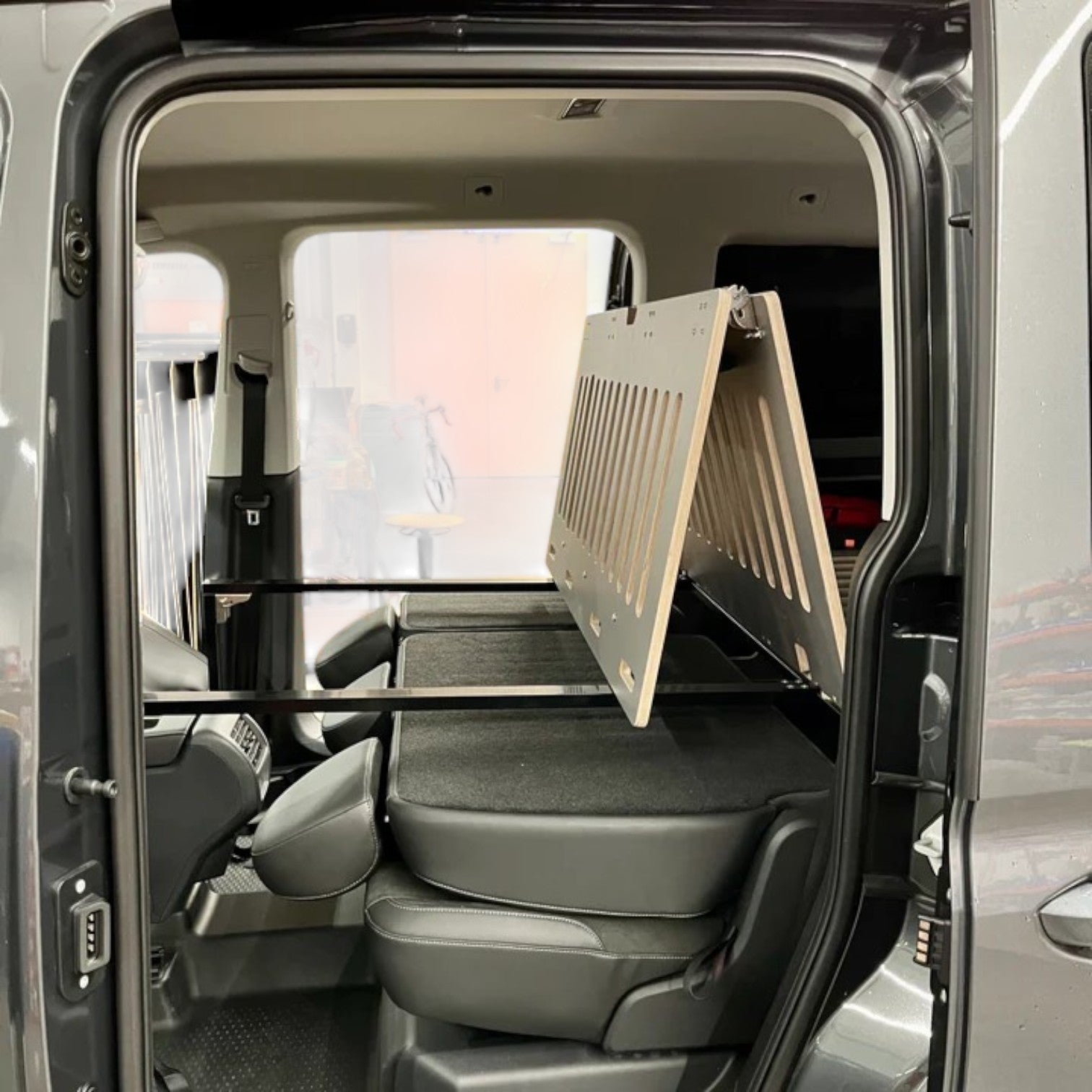 Mit unseren Camperboxen wird dein VW Bus in Minuten zum Camper! Robust, praktisch & gemütlich – inkl. Heckküche, Bettgestell und Matratze.