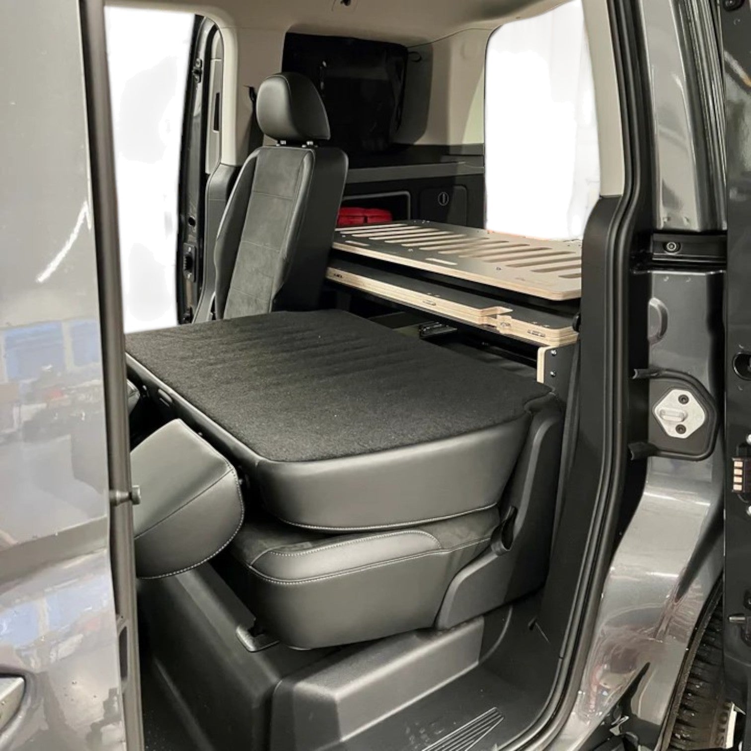 Mit unseren Camperboxen wird dein VW Bus in Minuten zum Camper! Robust, praktisch & gemütlich – inkl. Heckküche, Bettgestell und Matratze.
