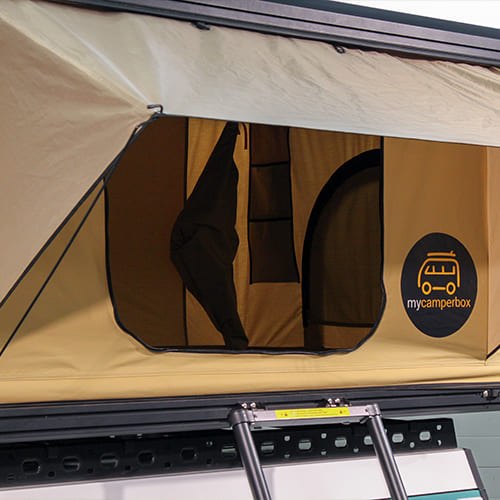 Campnest 120 Dachzelt für Elektromobilität: aerodynamisch, schnell aufbaubar, robust, mit 2-farbiger Auswahl und komfortabler Matratze.