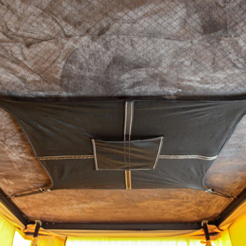 Campnest 120 Dachzelt für Elektromobilität: aerodynamisch, schnell aufbaubar, robust, mit 2-farbiger Auswahl und komfortabler Matratze.