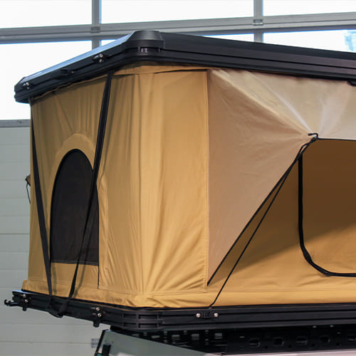 Campnest 120 Dachzelt für Elektromobilität: aerodynamisch, schnell aufbaubar, robust, mit 2-farbiger Auswahl und komfortabler Matratze.