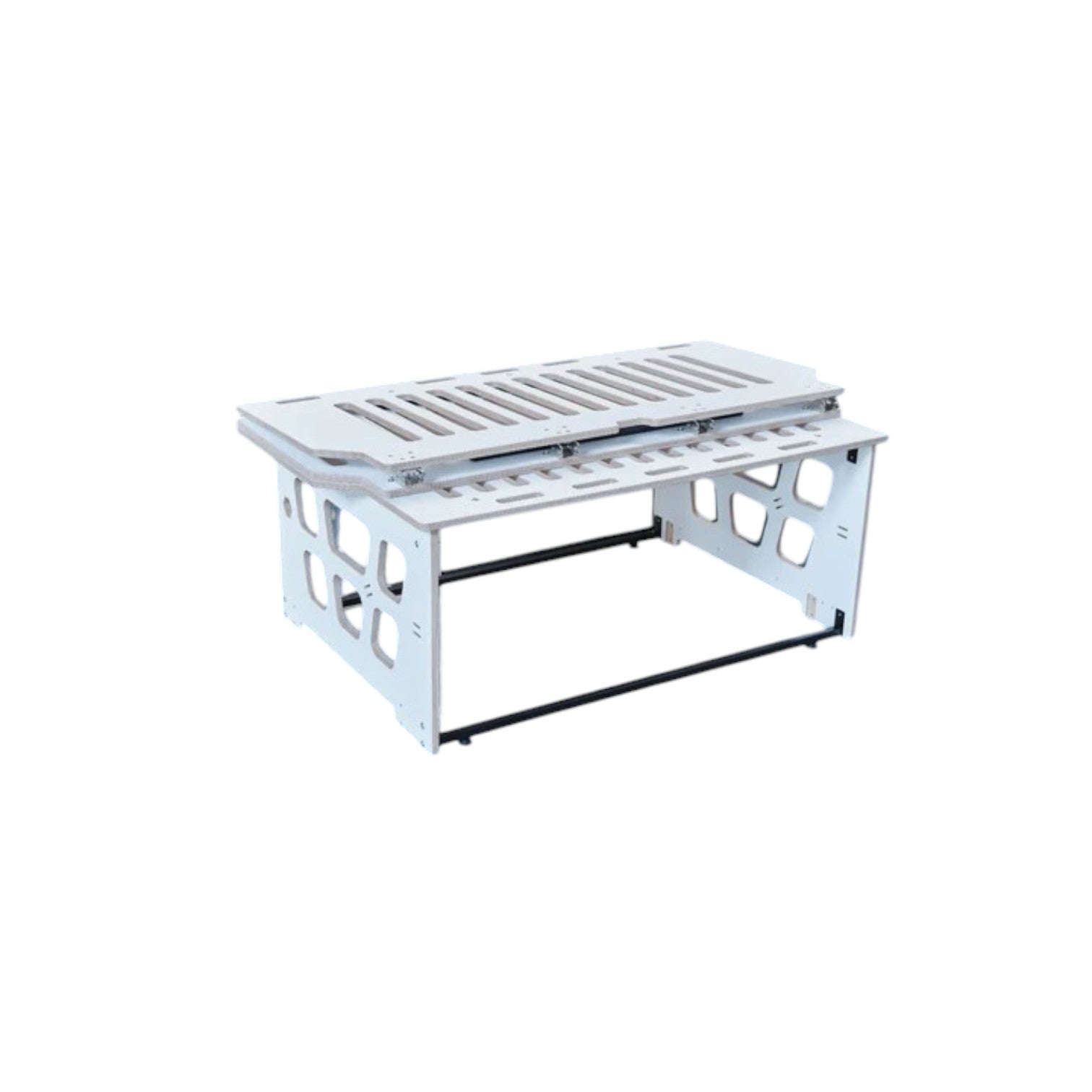 Das Universal Bettsystem verwandelt alle VW Mini-Van (T4-7, Caddy, ID. BUZZ) blitzschnell in einen komfortablen Camper. Dank der durchdachten Konstruktion passt das Schlafsystem in den Kofferraum, ohne die Sitzreihen auszubauen. Mit einer großzügigen Liegefläche über die gesamte Fahrzeugbreite und optionalem Zubehör wird jede Reise zum puren Vergnügen. Egal ob mit oder ohne Sitze: Das Universal Bettsystem überzeugt durch einfache Handhabung, Komfort und Erweiterungsmöglichkeiten – für deinen perfekten Campi