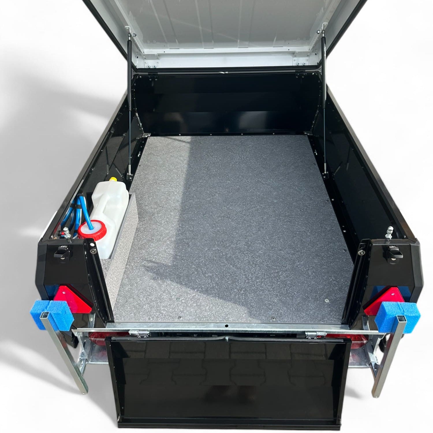 VARIO Cargoliner Anhänger mit personalisierbarer Farbe, 720L Ladevolumen, und flexibler Ausstattung für Outdoor-Abenteuer.
