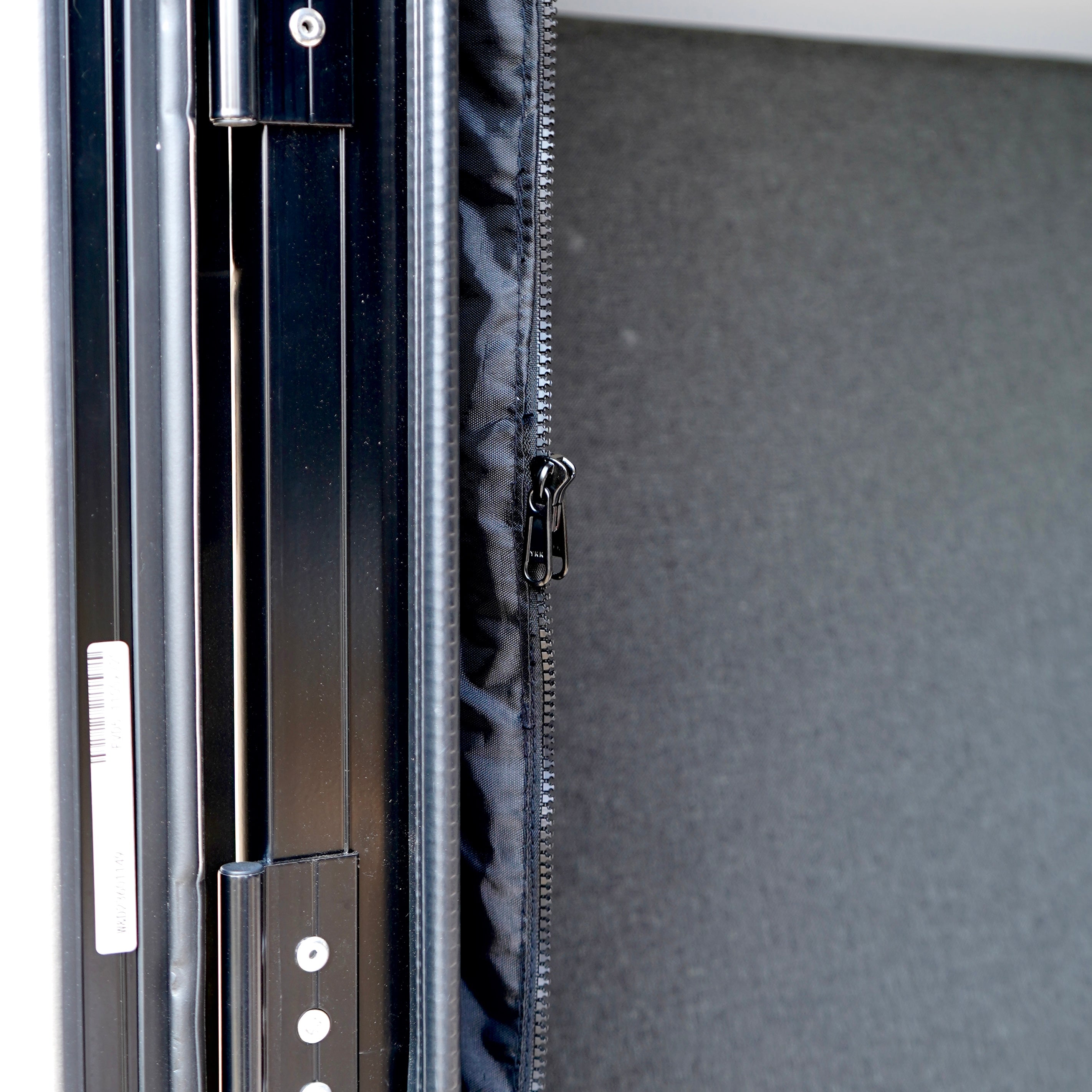 Das HeroCamper Mokitonetz schützt vor Mücken und Insekten, während du die frische Luft genießt. Es ist einfach zu installieren und sorgt für eine nahtlose Passform an den Türen deines Hero Campers. Das Set enthält Moskitonetze für beide Seiten (rechts und links).