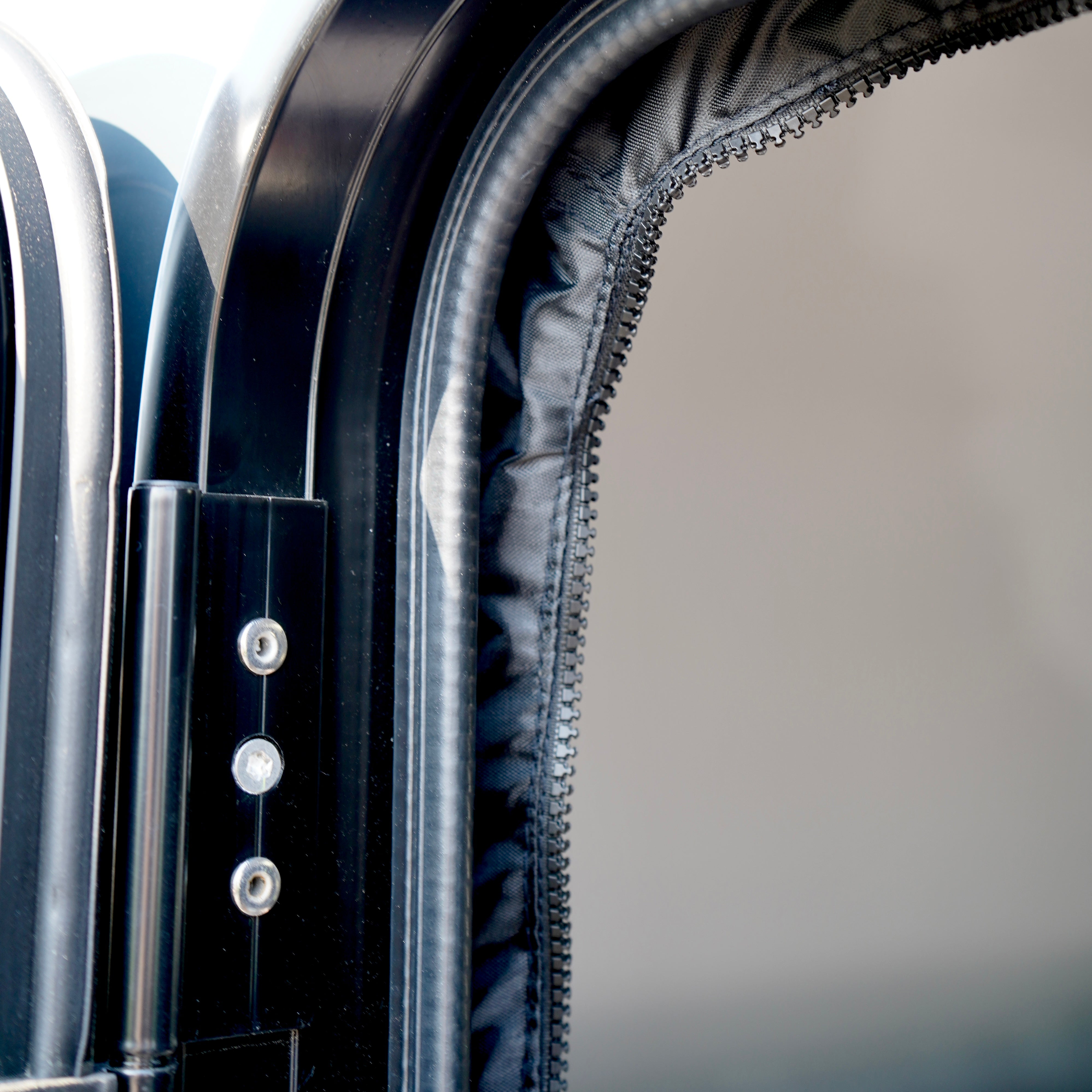 Das HeroCamper Mokitonetz schützt vor Mücken und Insekten, während du die frische Luft genießt. Es ist einfach zu installieren und sorgt für eine nahtlose Passform an den Türen deines Hero Campers. Das Set enthält Moskitonetze für beide Seiten (rechts und links).