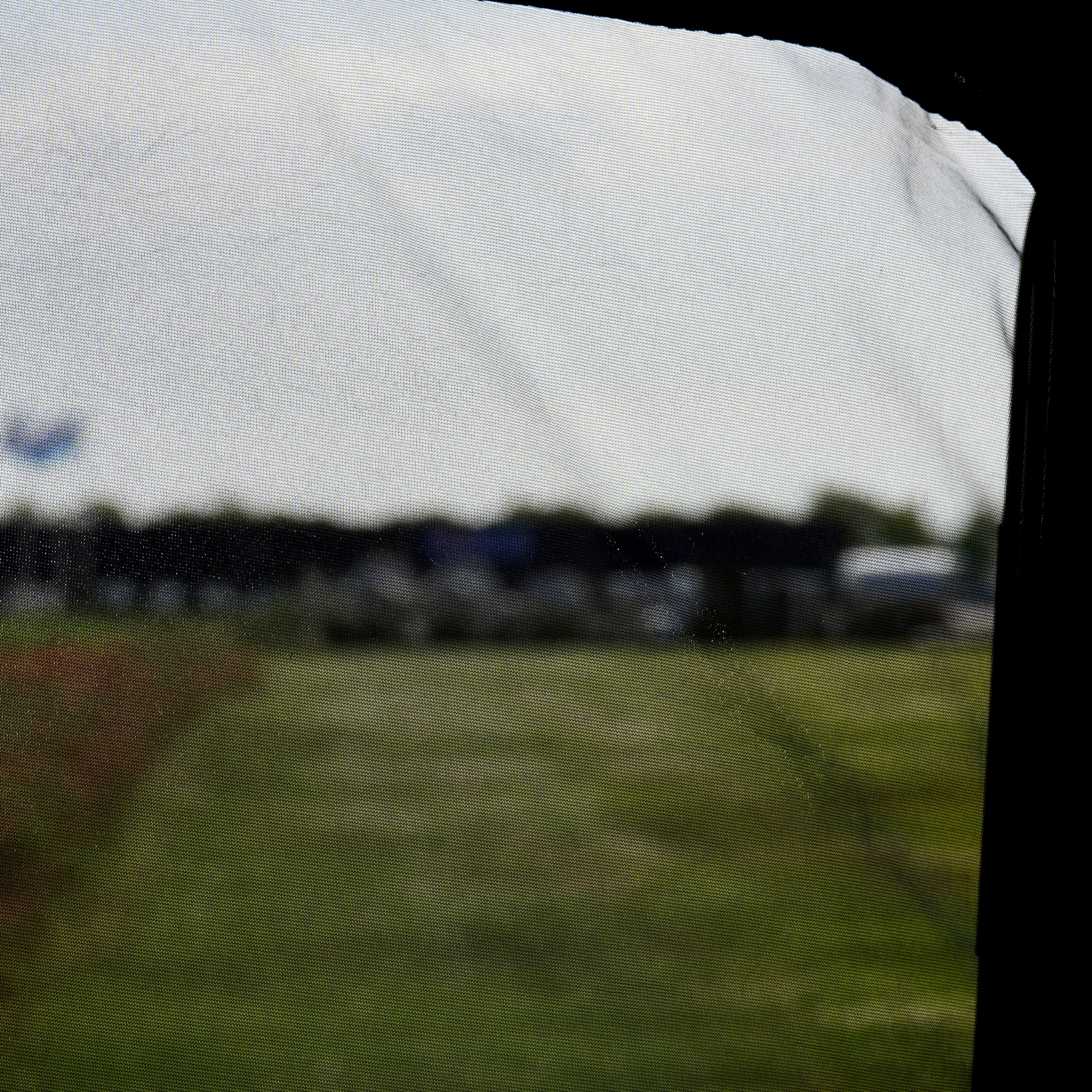 Das HeroCamper Mokitonetz schützt vor Mücken und Insekten, während du die frische Luft genießt. Es ist einfach zu installieren und sorgt für eine nahtlose Passform an den Türen deines Hero Campers. Das Set enthält Moskitonetze für beide Seiten (rechts und links).