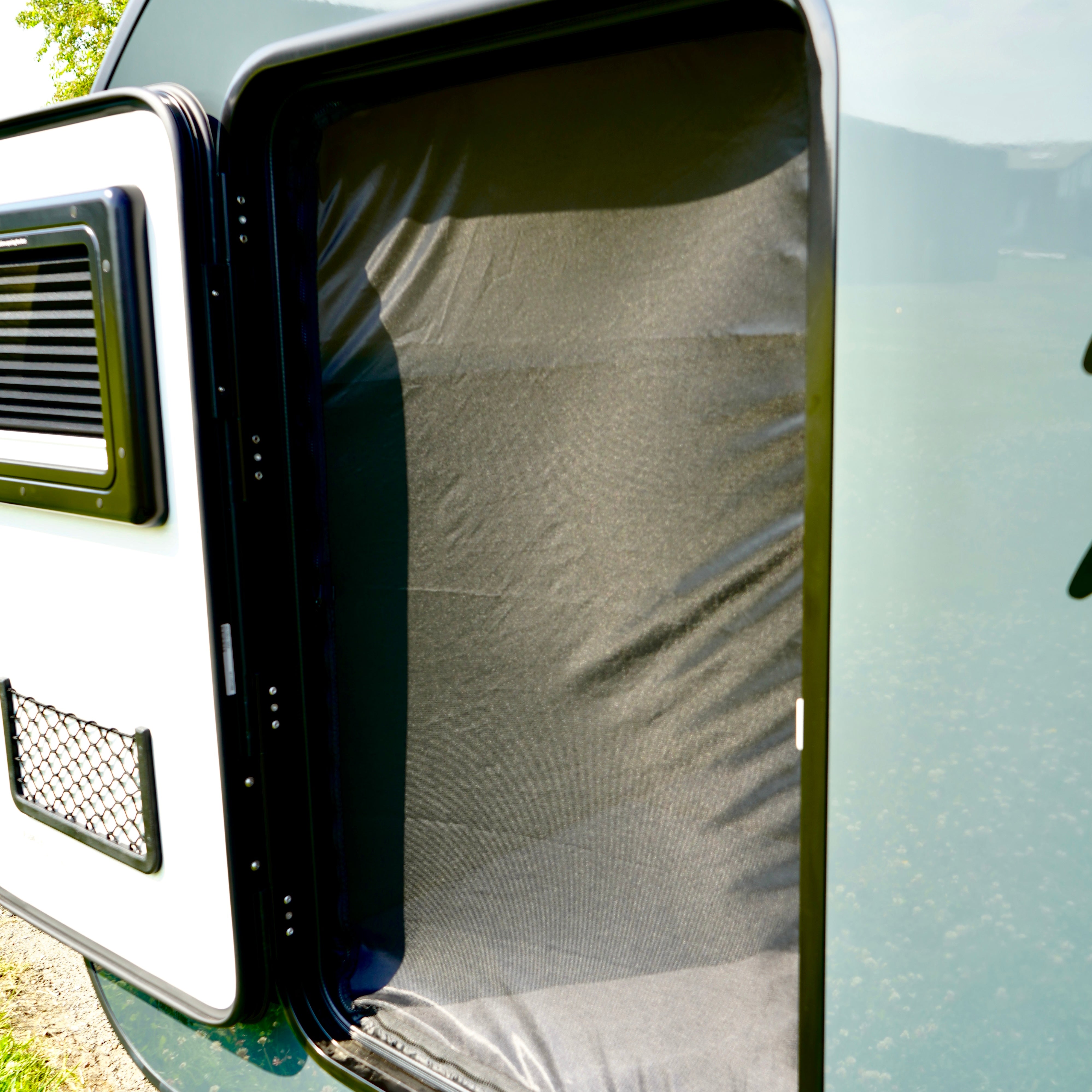 Das HeroCamper Mokitonetz schützt vor Mücken und Insekten, während du die frische Luft genießt. Es ist einfach zu installieren und sorgt für eine nahtlose Passform an den Türen deines Hero Campers. Das Set enthält Moskitonetze für beide Seiten (rechts und links).