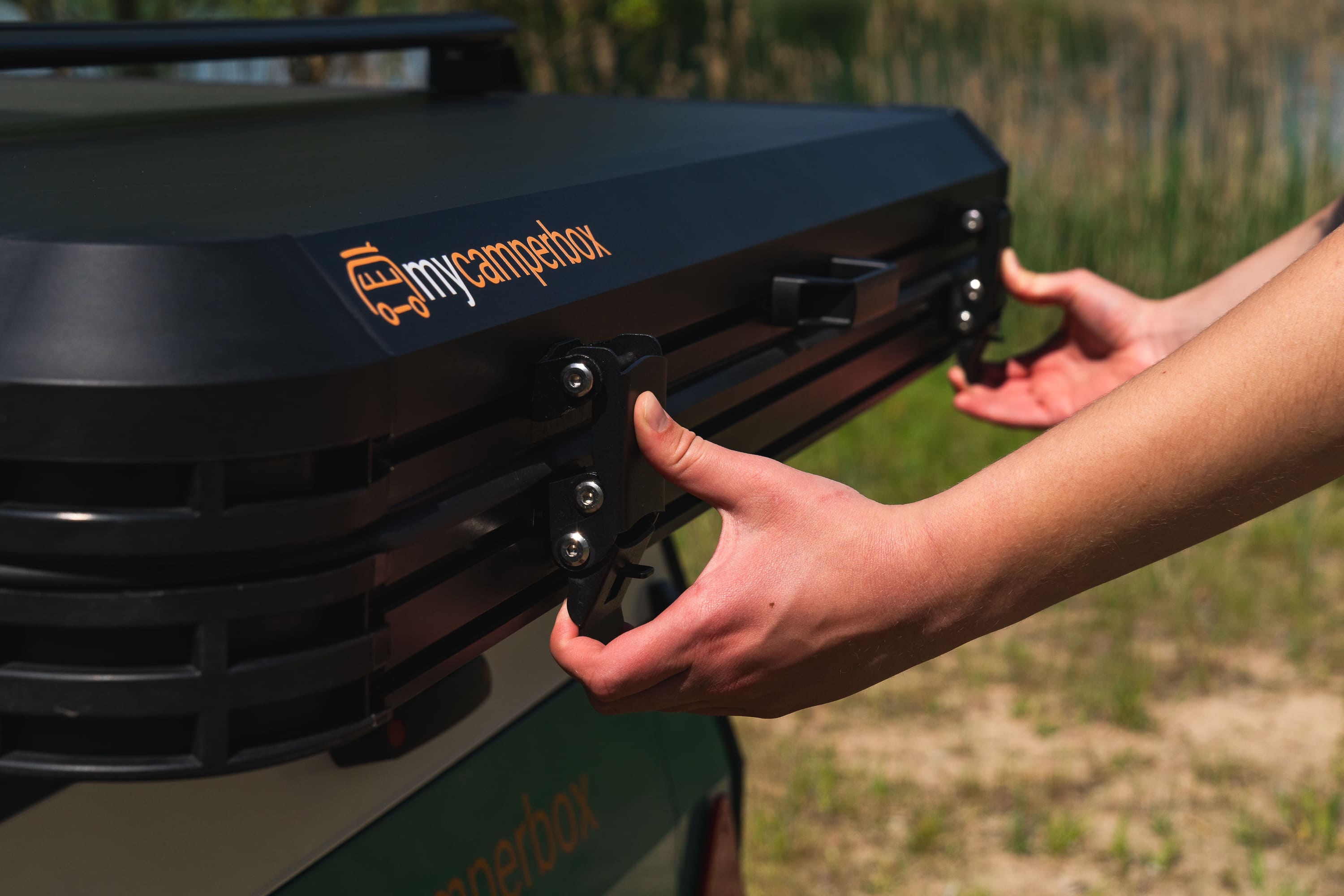 Campnest 120 Dachzelt für Elektromobilität: aerodynamisch, schnell aufbaubar, robust, mit 2-farbiger Auswahl und komfortabler Matratze.