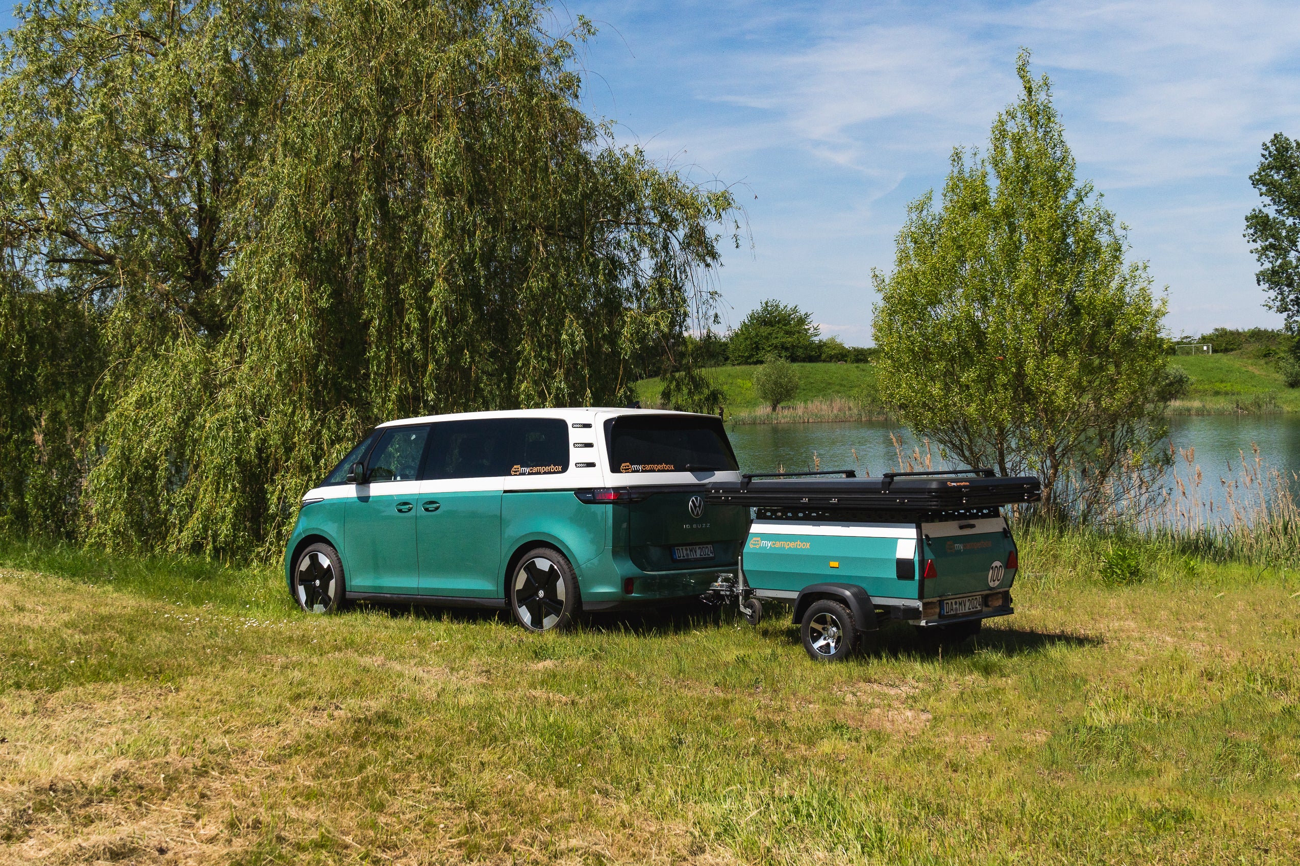 VARIO Highliner Anhänger mit Campnest 120 Dachzelt, Bicolor Powder Coating, Frischwasserversorgung und Outdoor-Küchenpaket für flexible Reisen.