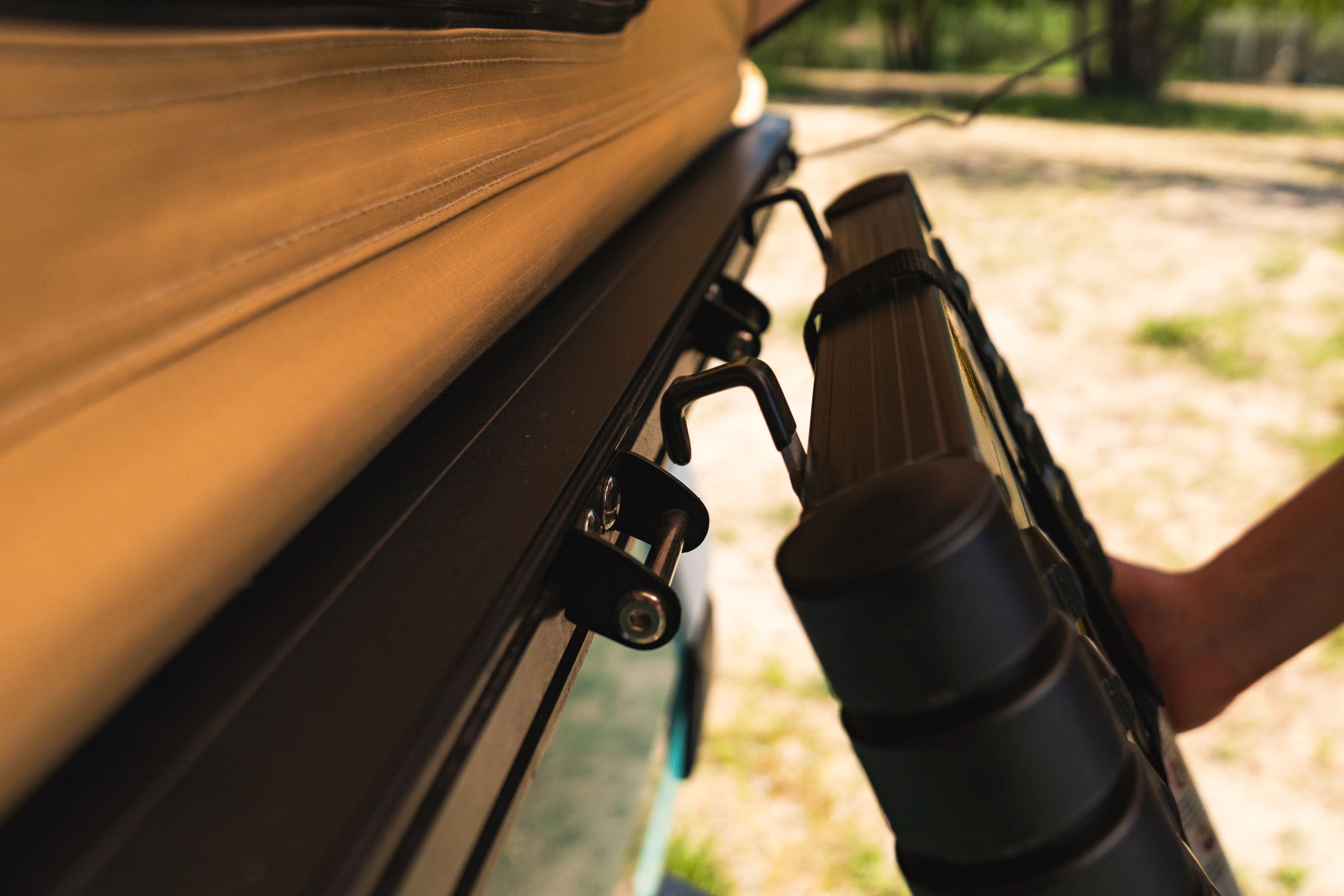 Campnest 120 Dachzelt für Elektromobilität: aerodynamisch, schnell aufbaubar, robust, mit 2-farbiger Auswahl und komfortabler Matratze.