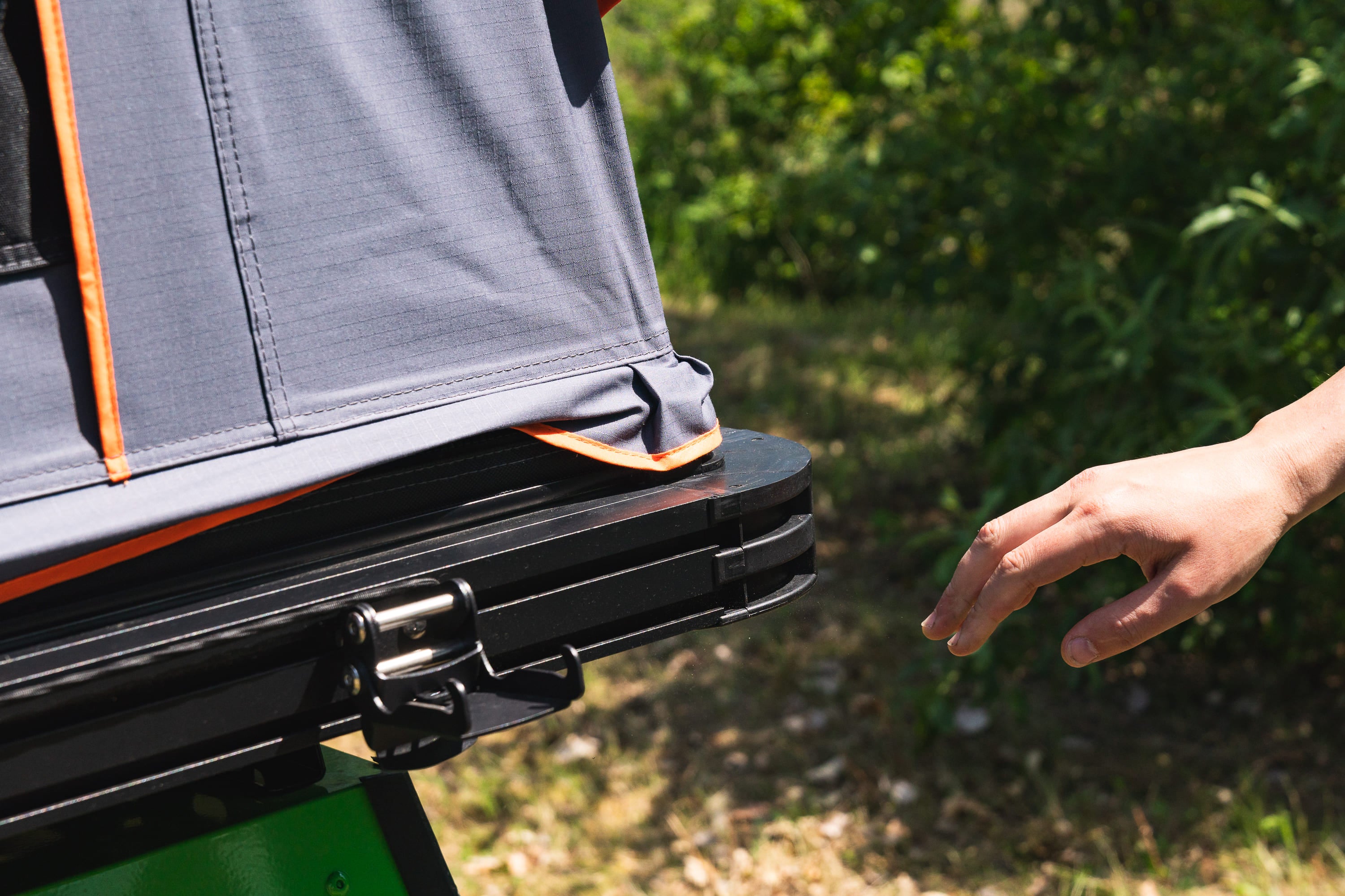 Campnest 120 Dachzelt für Elektromobilität: aerodynamisch, schnell aufbaubar, robust, mit 2-farbiger Auswahl und komfortabler Matratze.