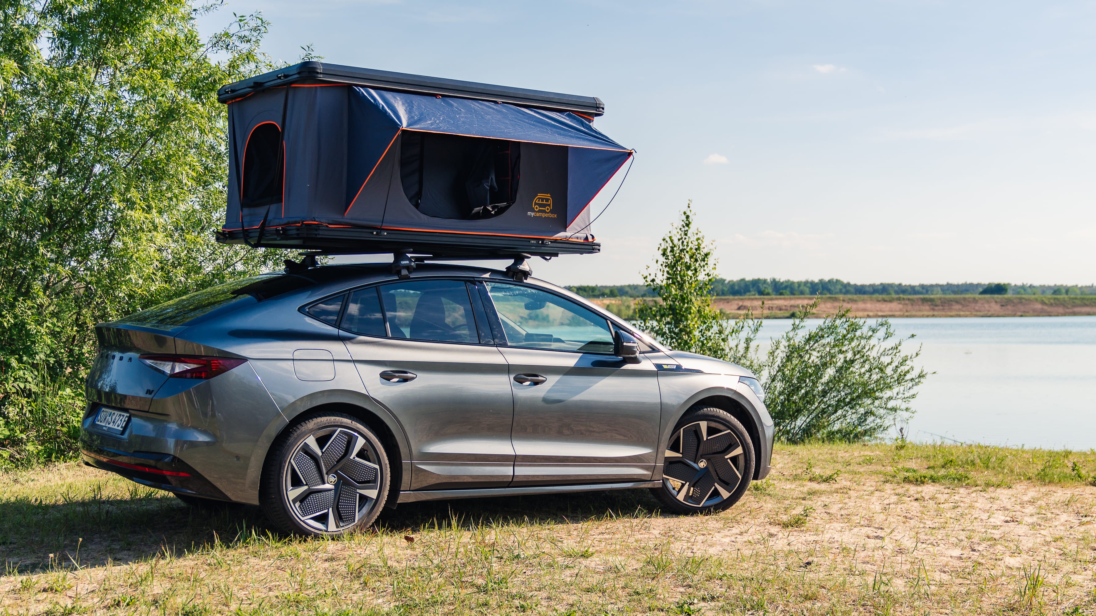 Campnest 120 Dachzelt für Elektromobilität: aerodynamisch, schnell aufbaubar, robust, mit 2-farbiger Auswahl und komfortabler Matratze.