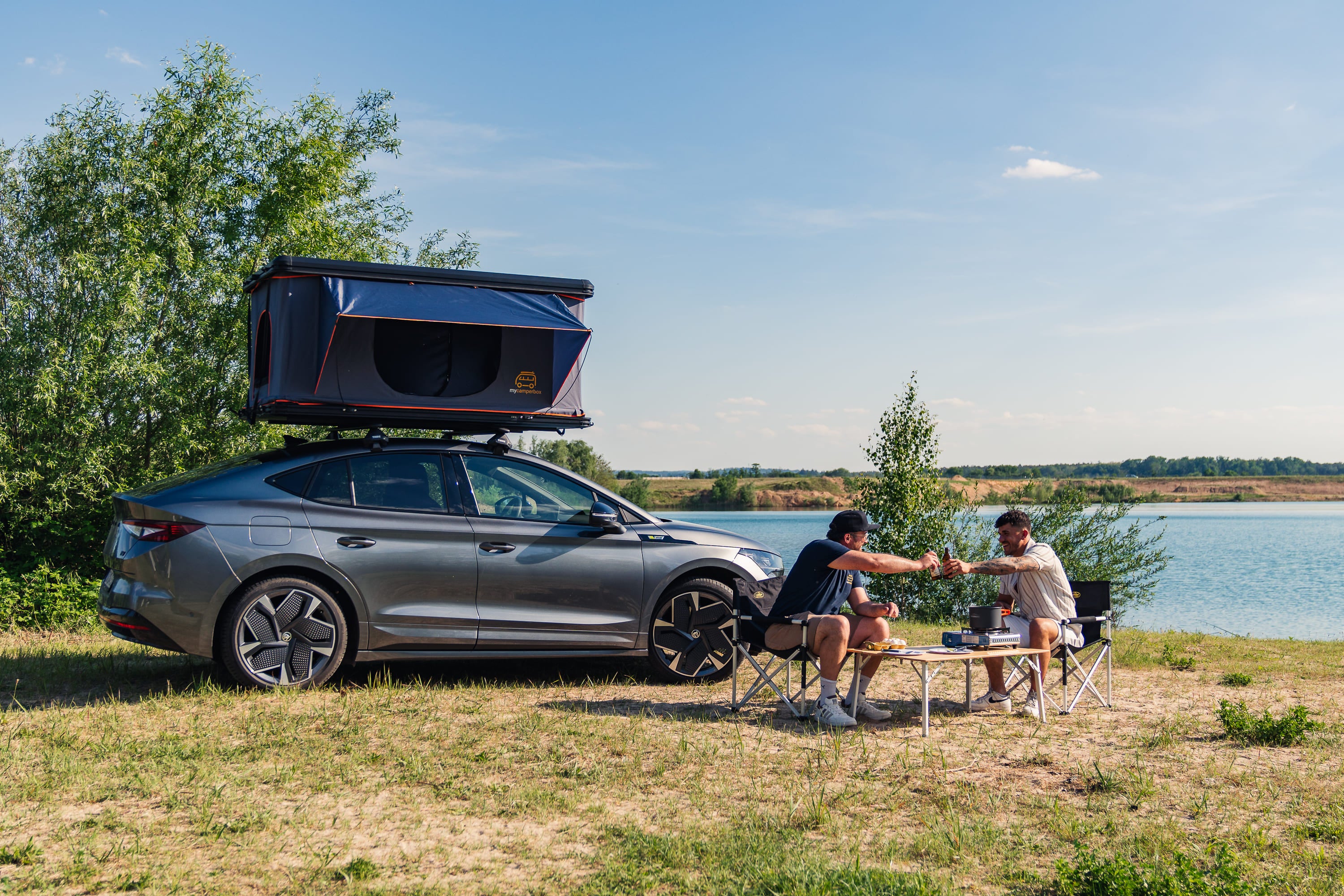 Campnest 120 Dachzelt für Elektromobilität: aerodynamisch, schnell aufbaubar, robust, mit 2-farbiger Auswahl und komfortabler Matratze.