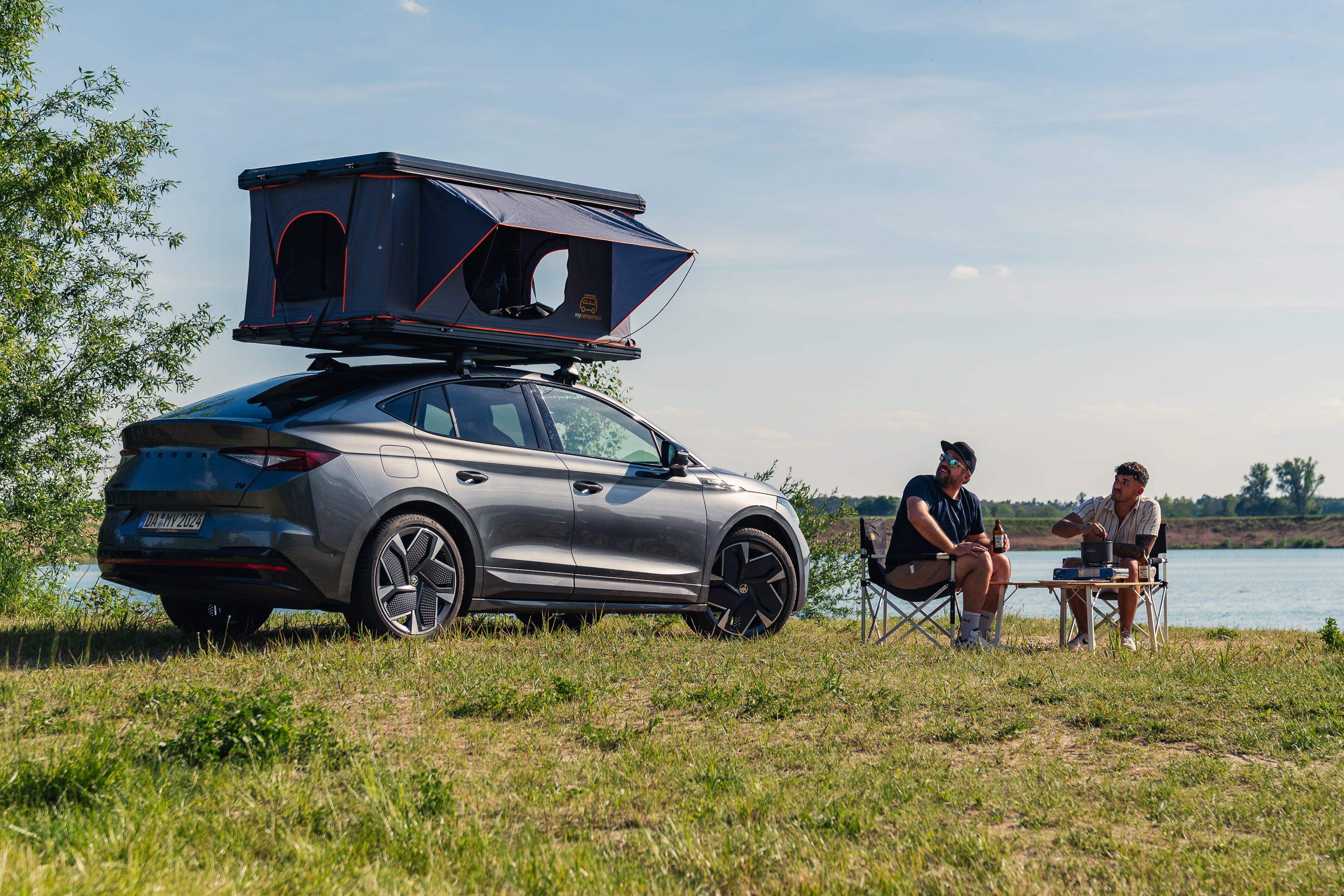 Campnest 120 Dachzelt für Elektromobilität: aerodynamisch, schnell aufbaubar, robust, mit 2-farbiger Auswahl und komfortabler Matratze.