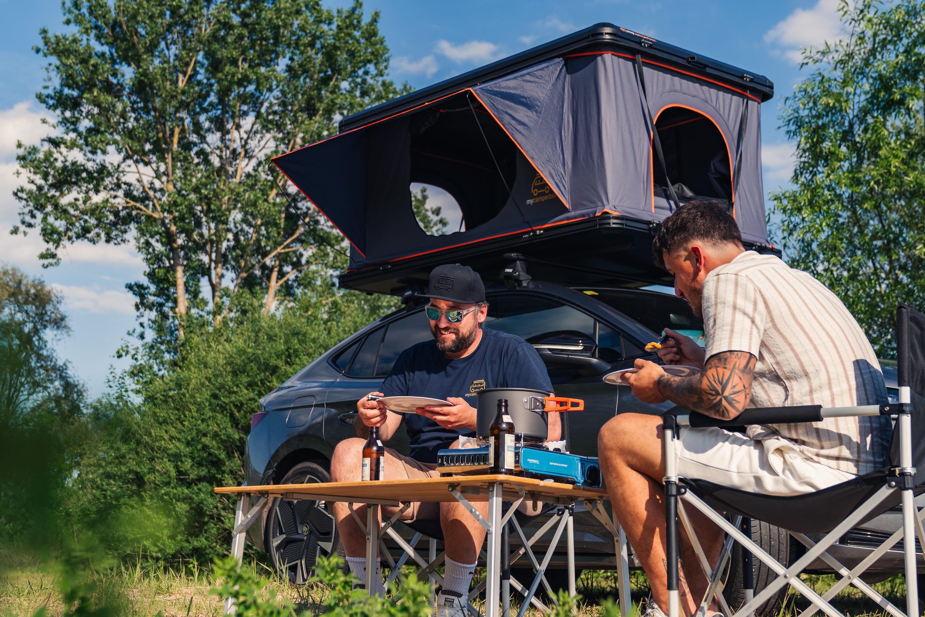 Campnest 120 Dachzelt für Elektromobilität: aerodynamisch, schnell aufbaubar, robust, mit 2-farbiger Auswahl und komfortabler Matratze.